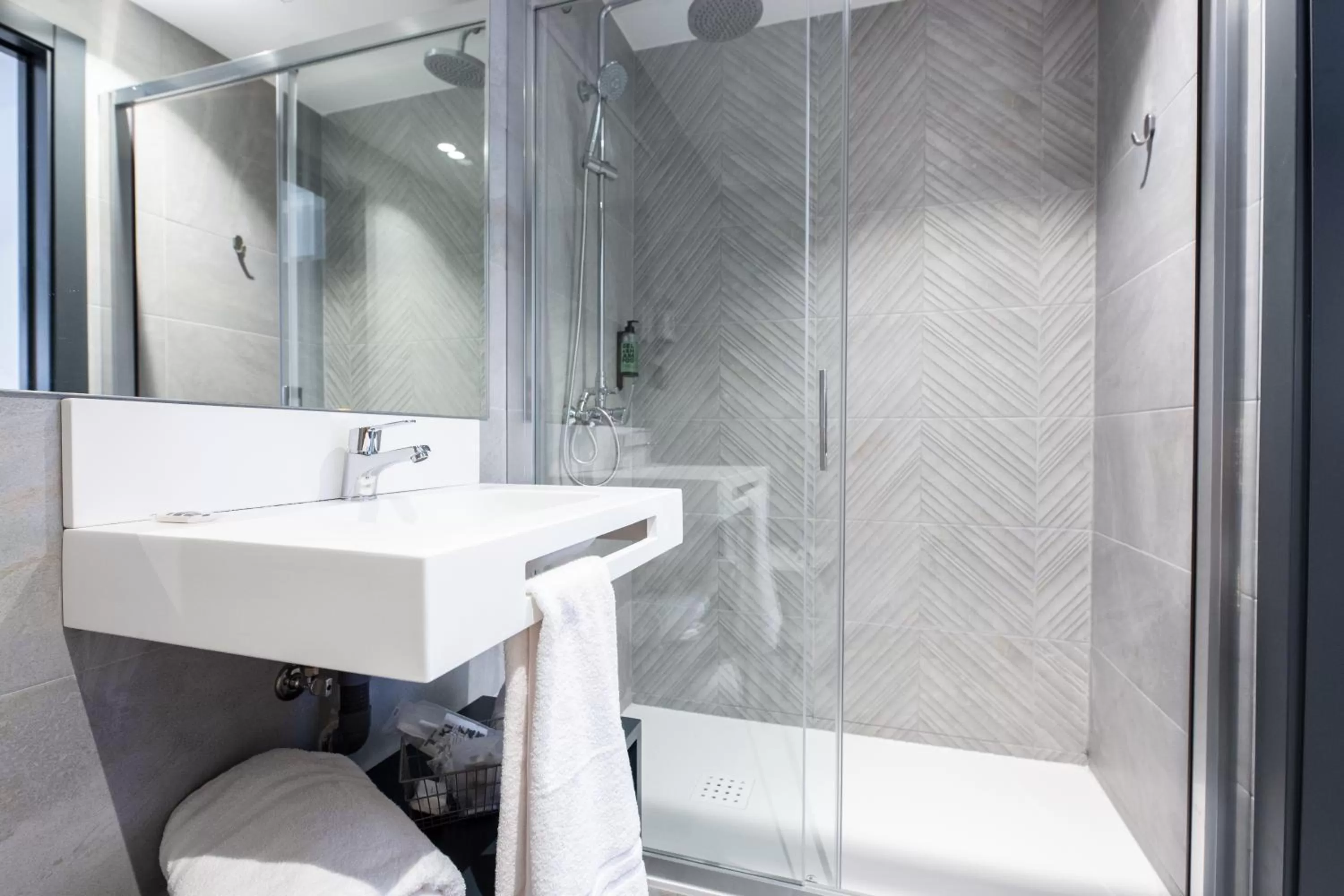 Shower in HOTEL IBERUM