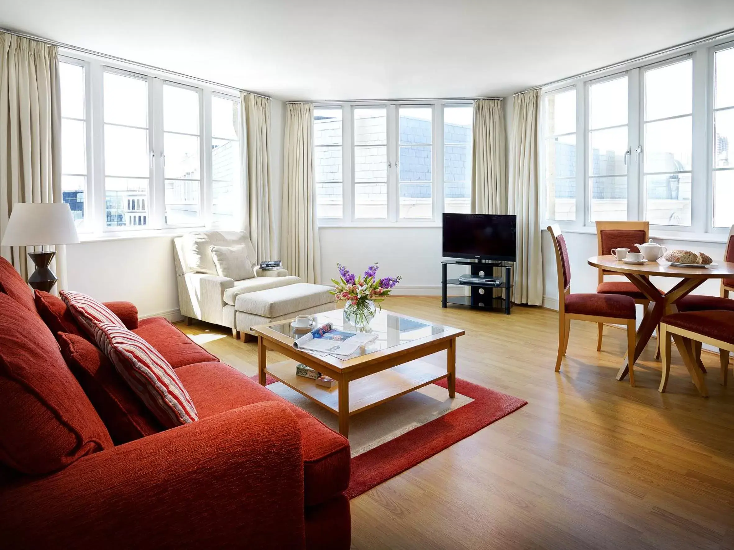 Living room, Seating Area in Marlin Apartments London City - Queen Street