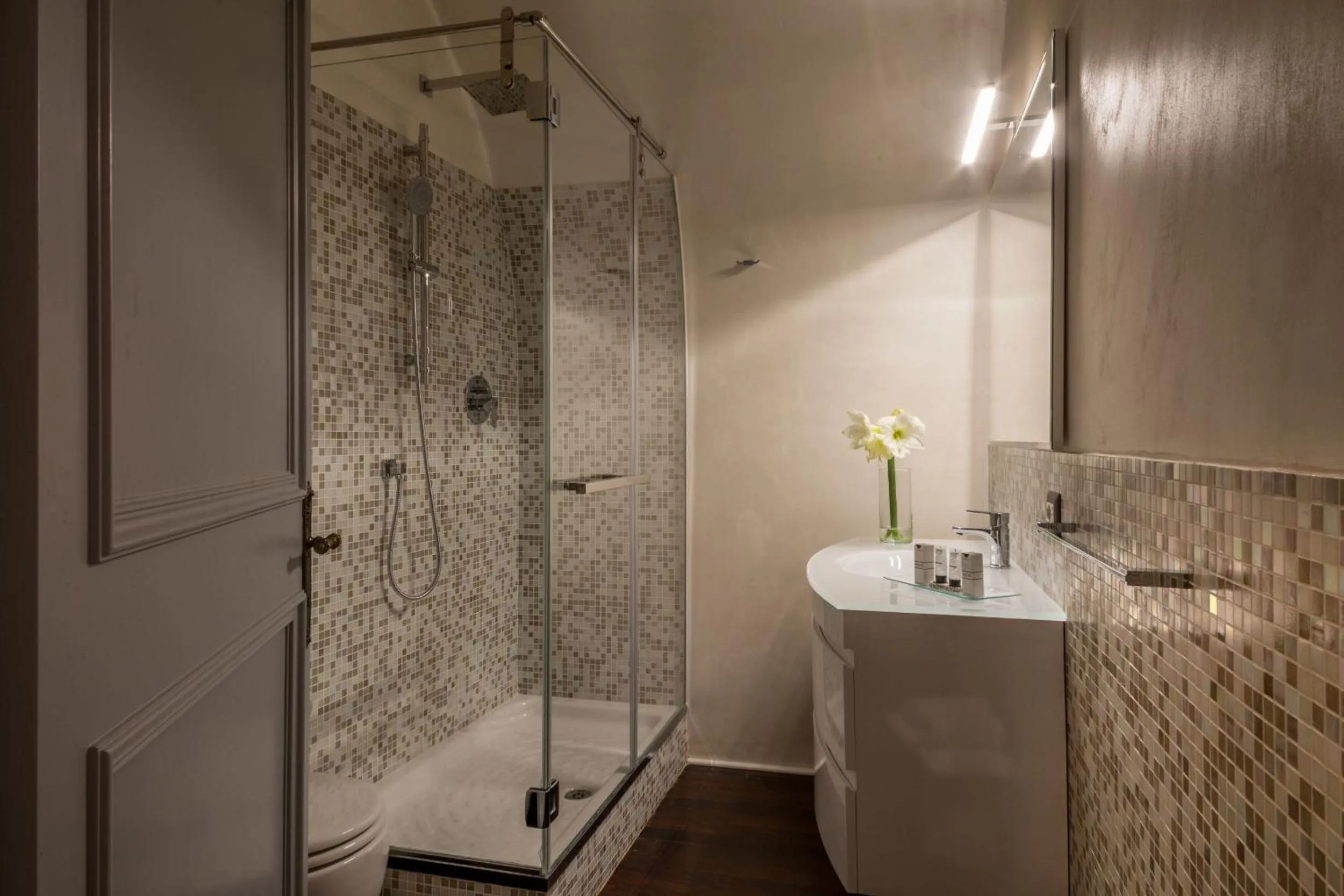 Shower in Palazzo De Cupis - Suites and View