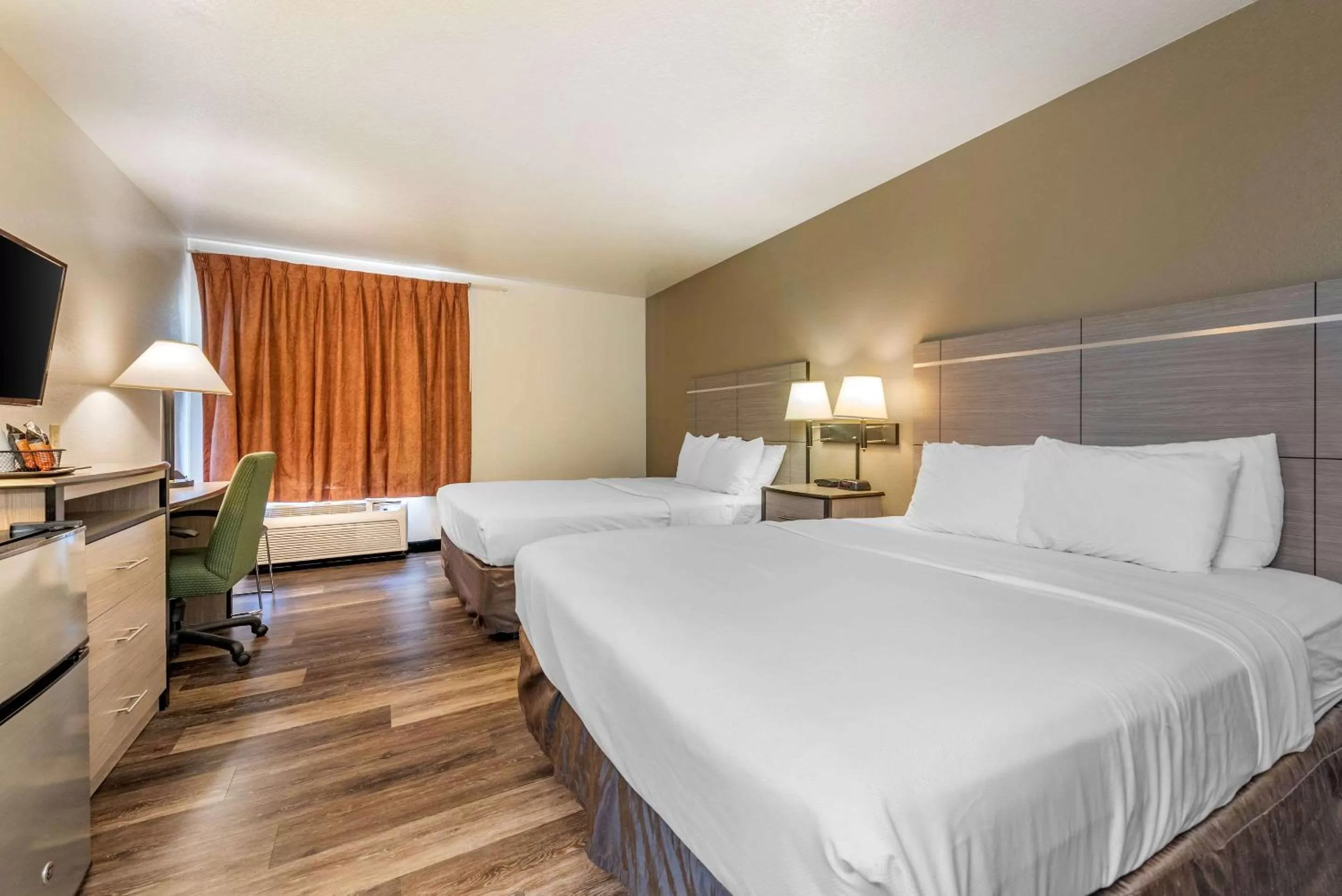 Photo of the whole room, Bed in Econo Lodge Pueblo North