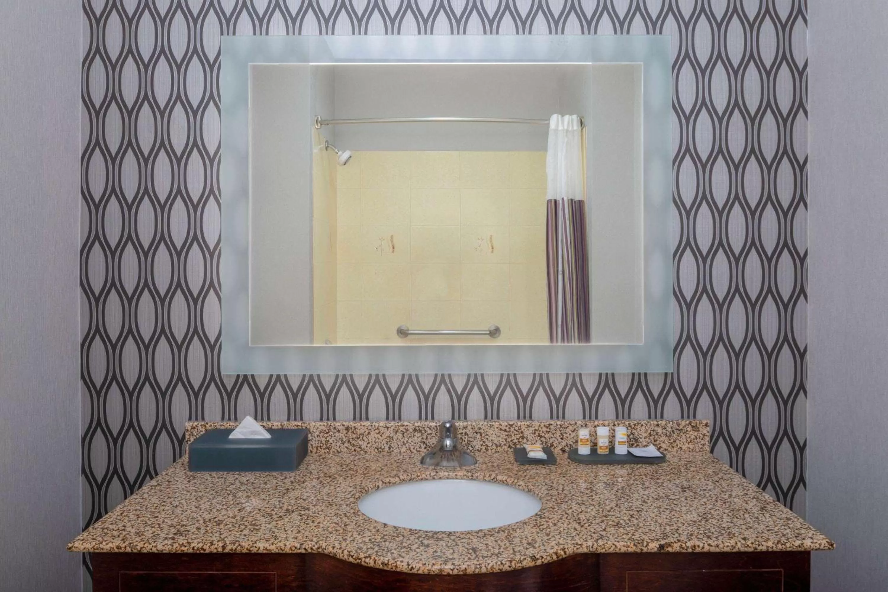 TV and multimedia in La Quinta by Wyndham Savannah Airport - Pooler