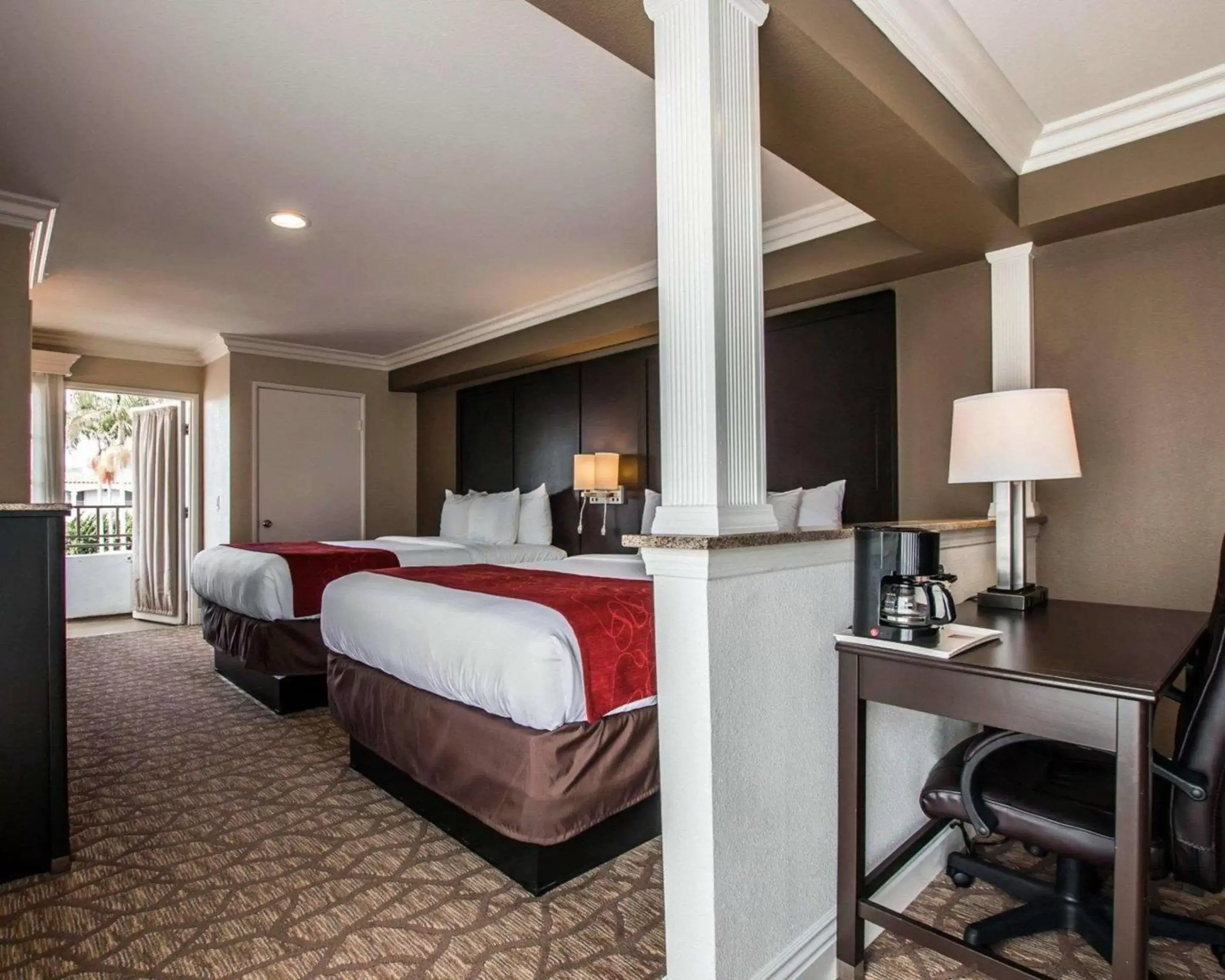 Photo of the whole room, Bed in Comfort Suites San Clemente Beach