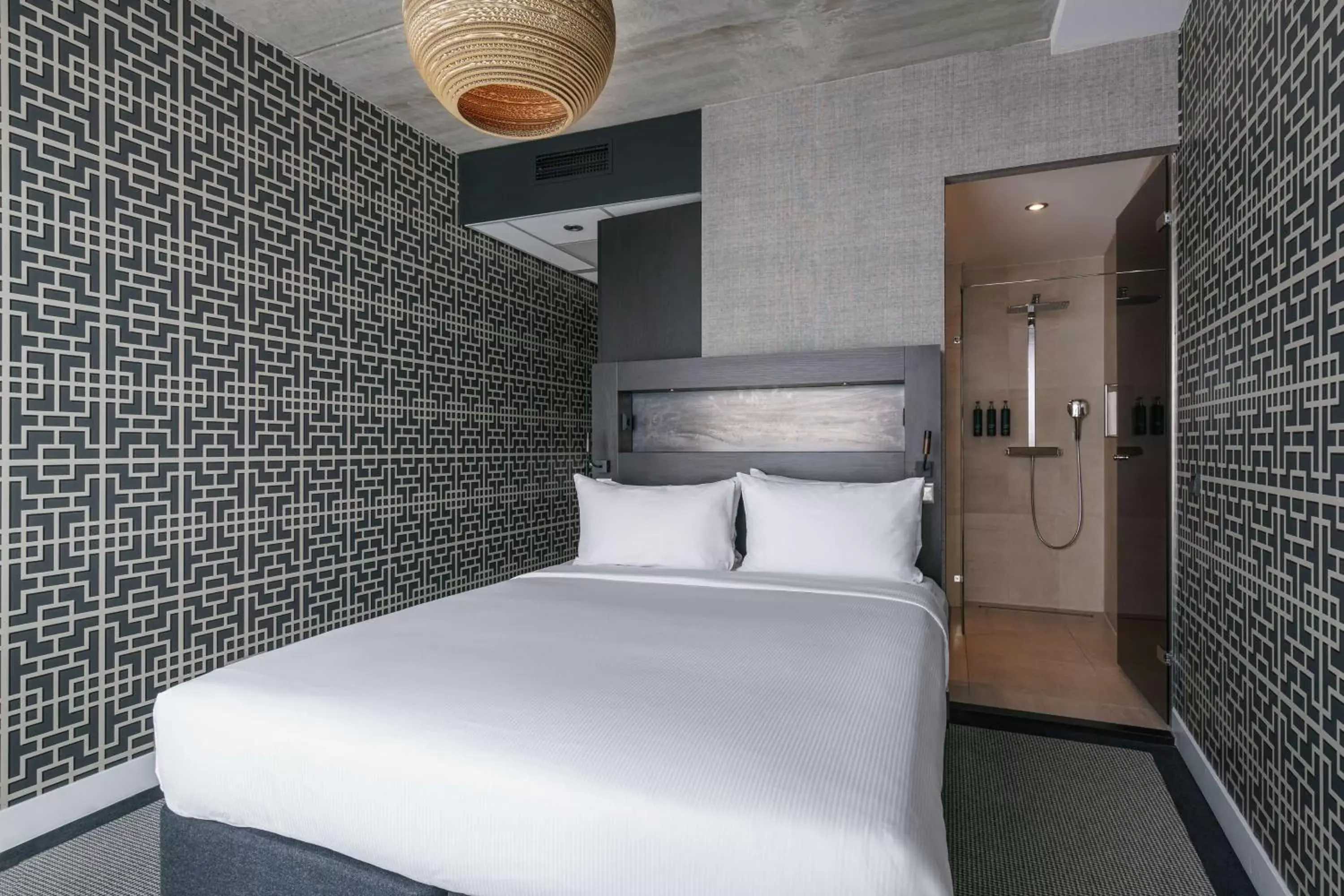 Bathroom, Bed in DoubleTree By Hilton Hotel Amsterdam - Ndsm Wharf