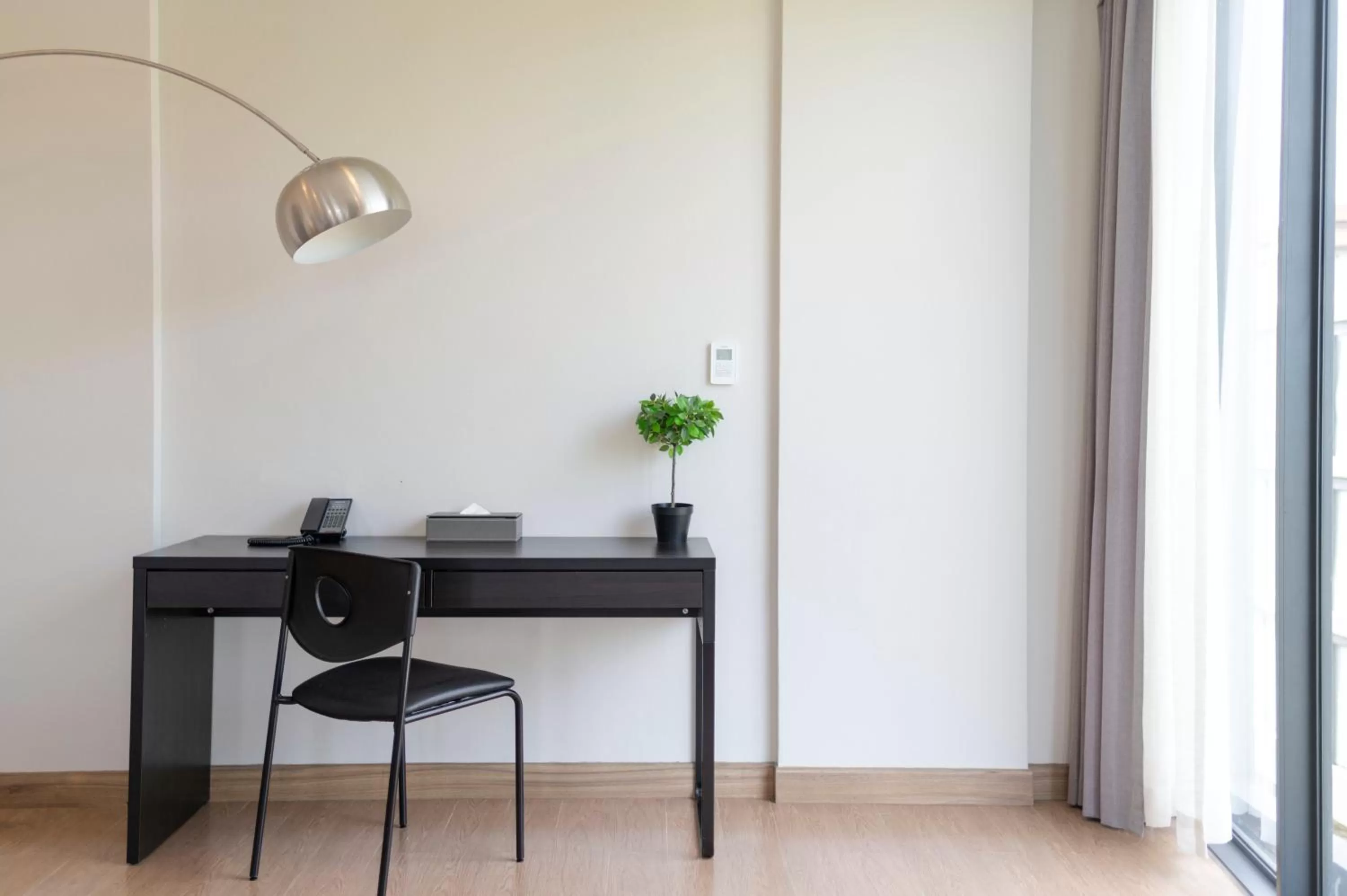 hair dresser in Canalis Suvarnabhumi Airport Hotel