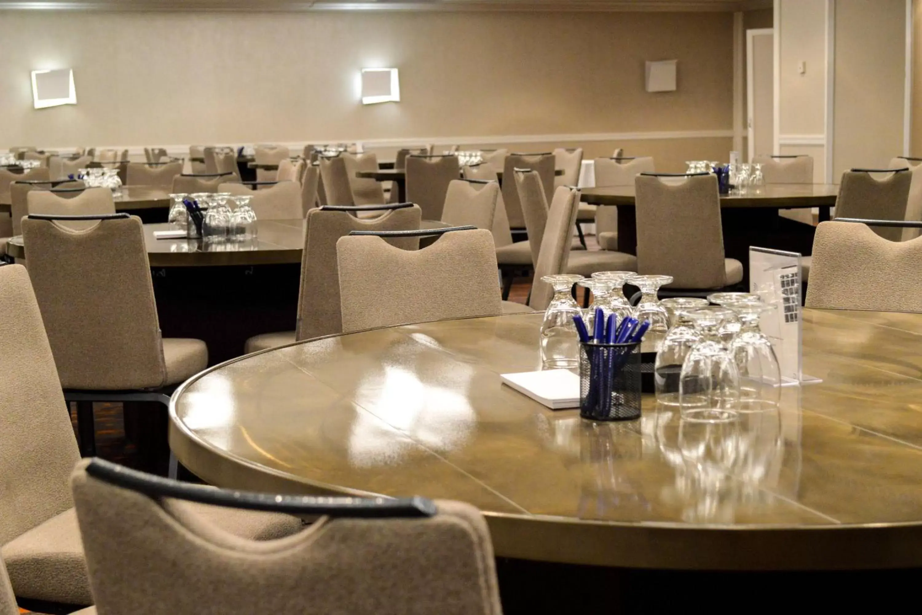 Meeting/conference room, Restaurant/Places to Eat in Delta Hotels by Marriott Montreal