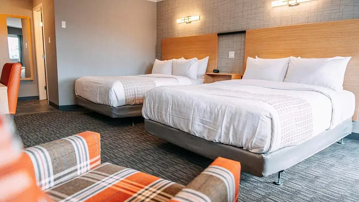 Bedroom, Bed in Mount Robson Inn