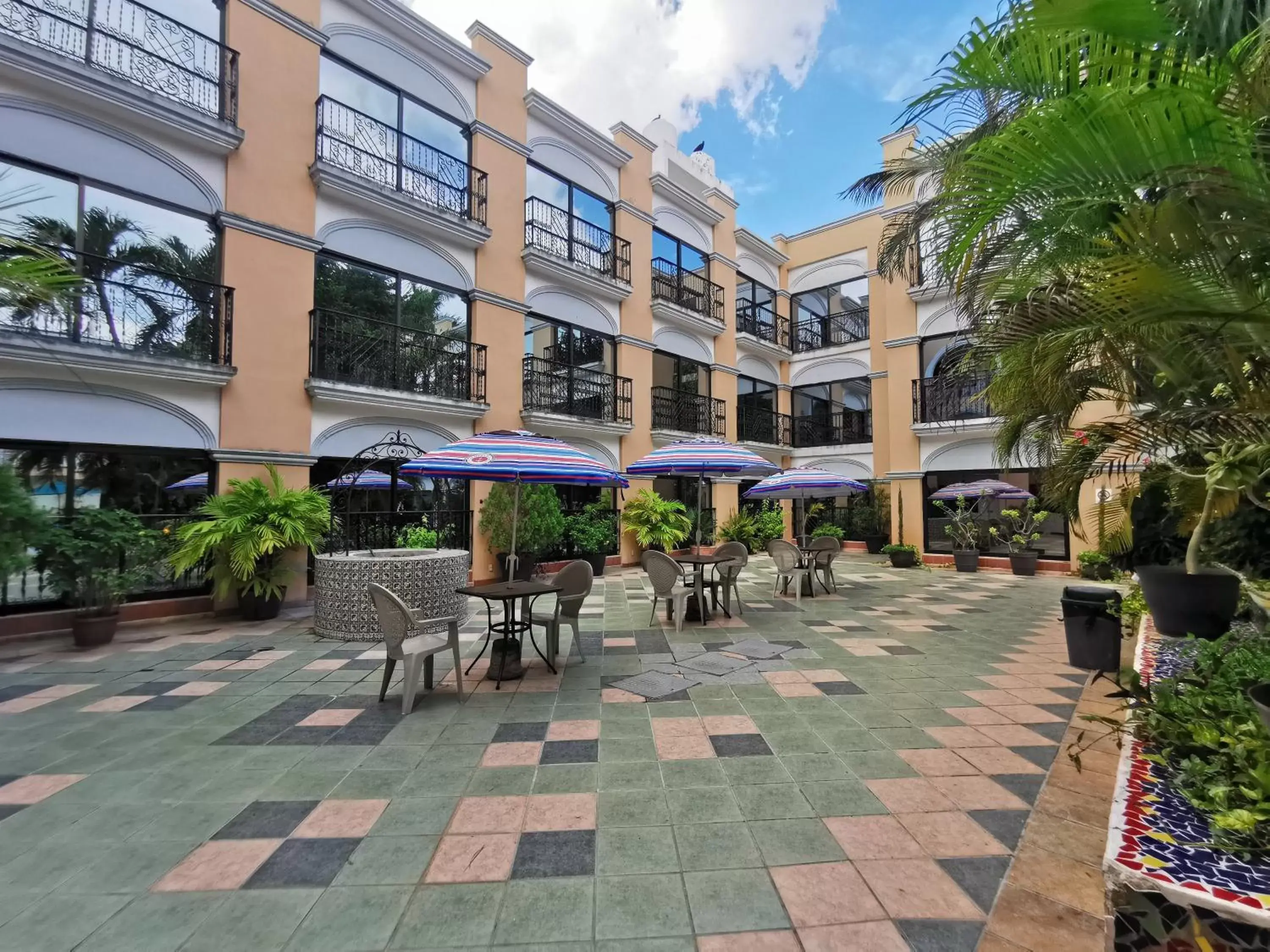 Patio in Hotel Doralba Inn