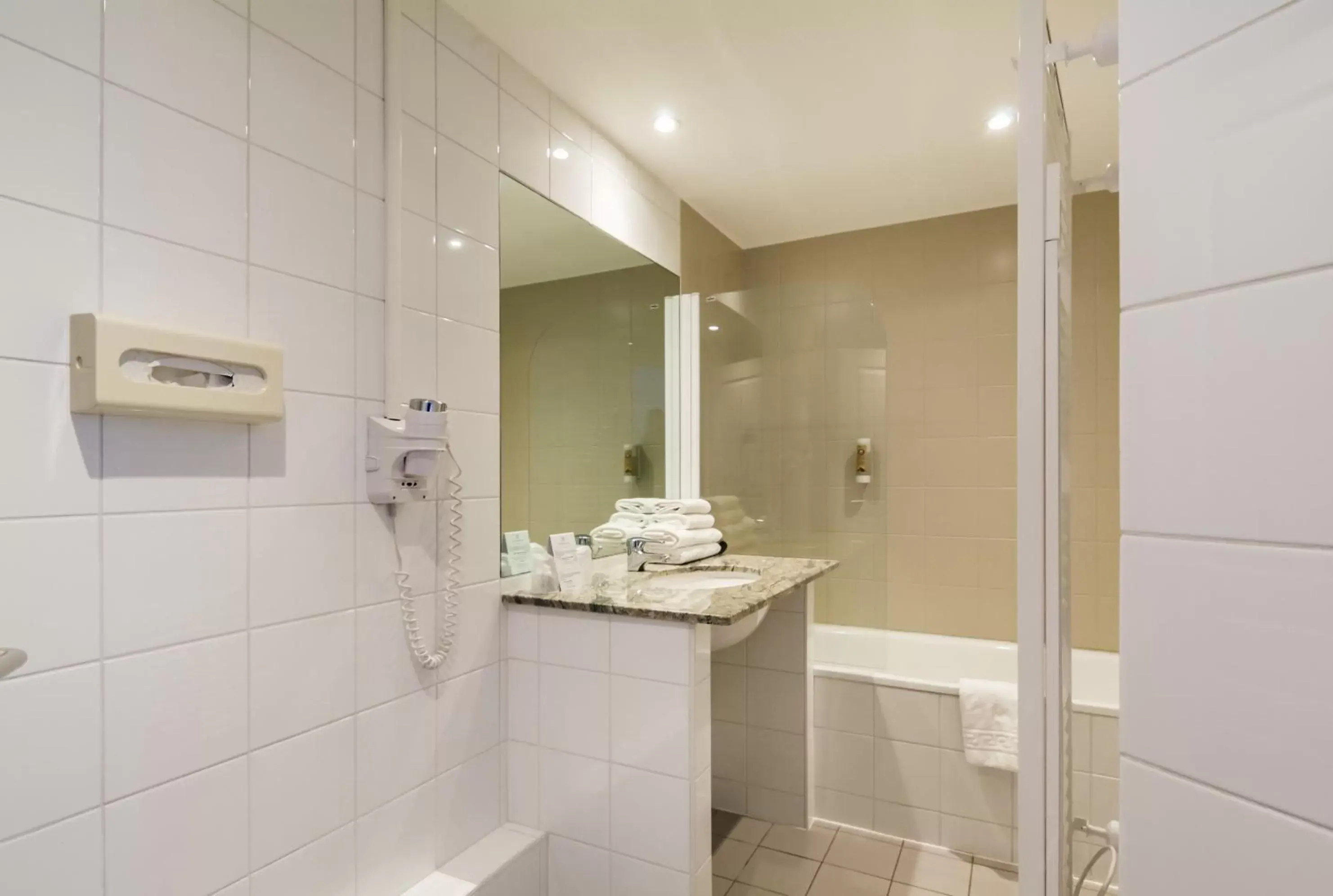 Bathroom in La Maison Hôtel Mulhouse Centre