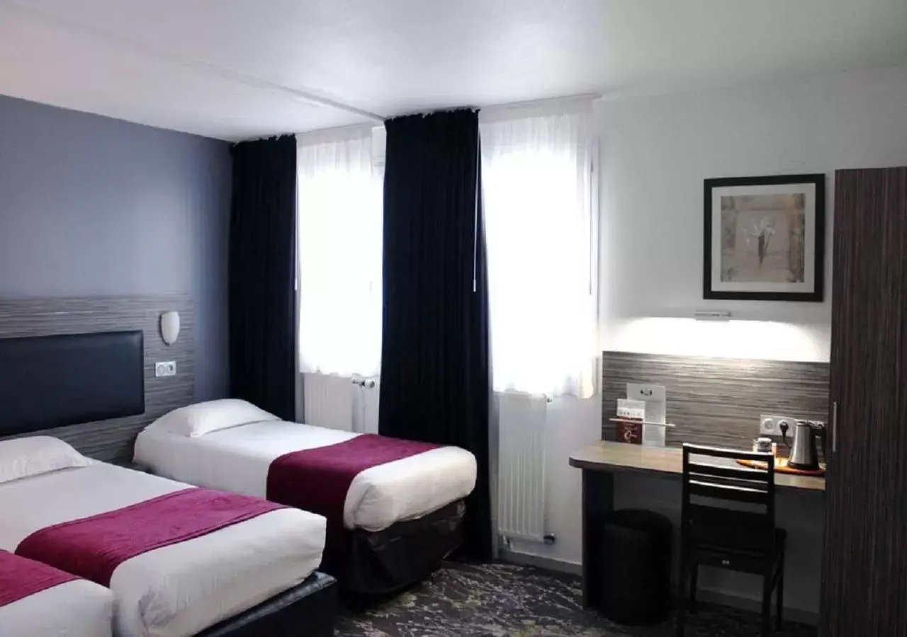 Photo of the whole room, Bed in The Originals City Hôtel, Aéroport Beauvais (ex: Inter-Hotel)