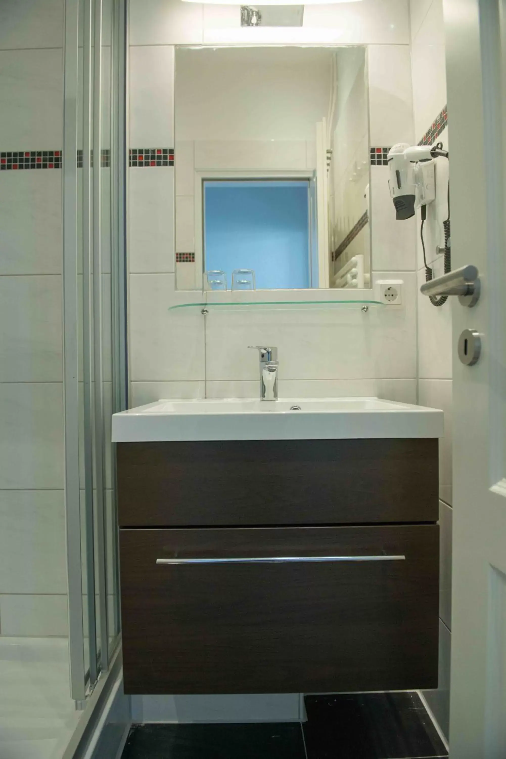 Shower, Bathroom in Hotel Stadt Cuxhaven