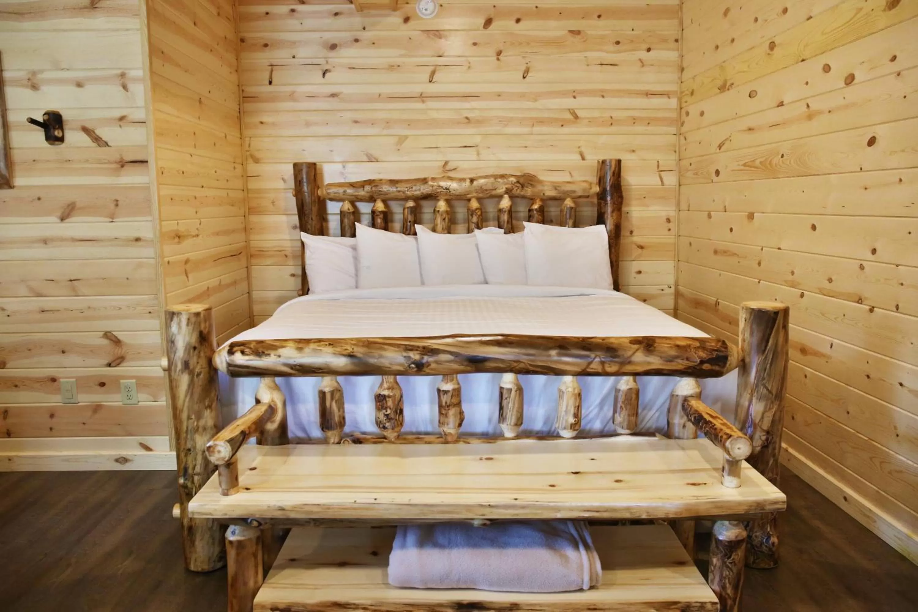 Bedroom, Bed in Waterview Lodge by Amish Country Lodging