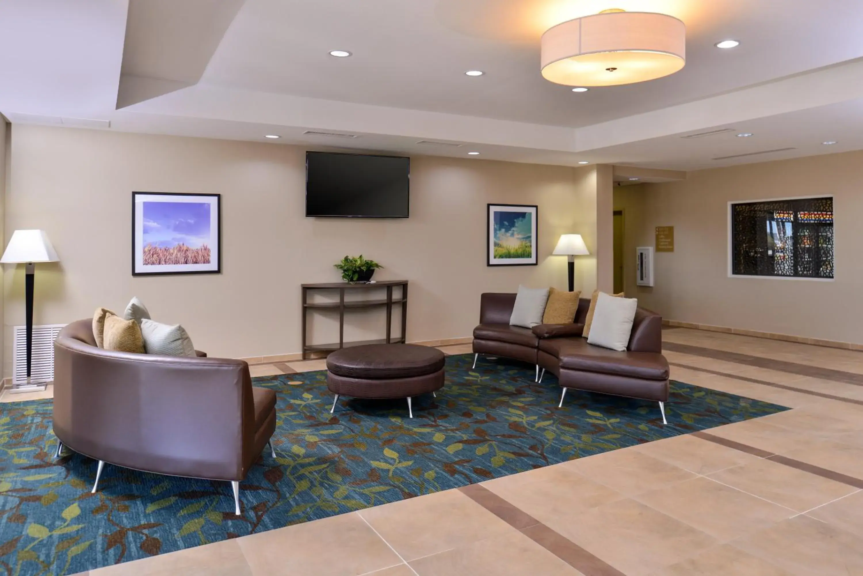 Lobby or reception, Seating Area in Candlewood Suites Kenedy, an IHG Hotel