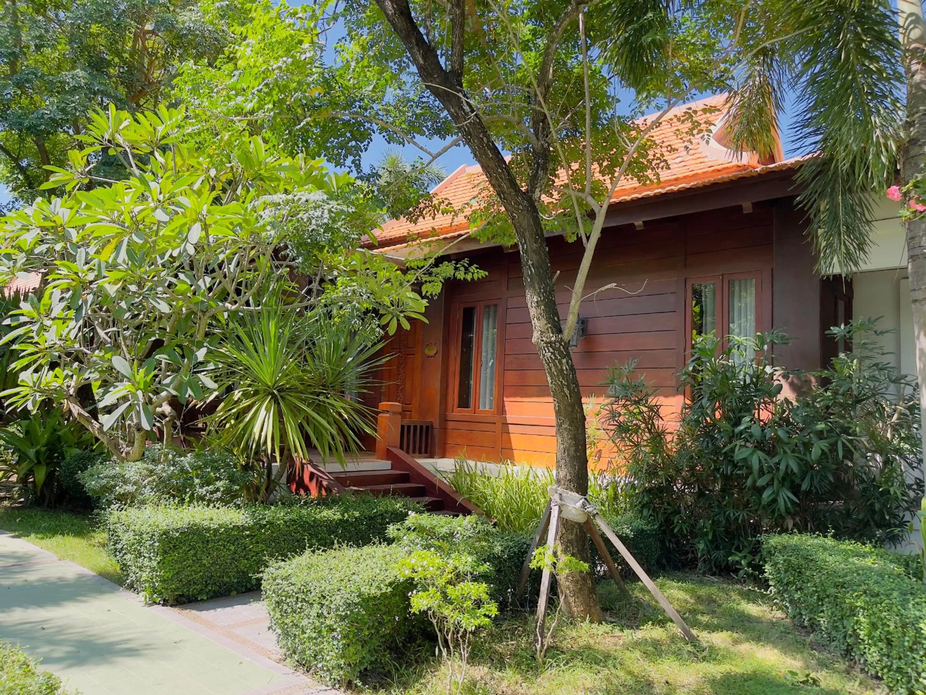 Garden in Try Palace Resort Kep