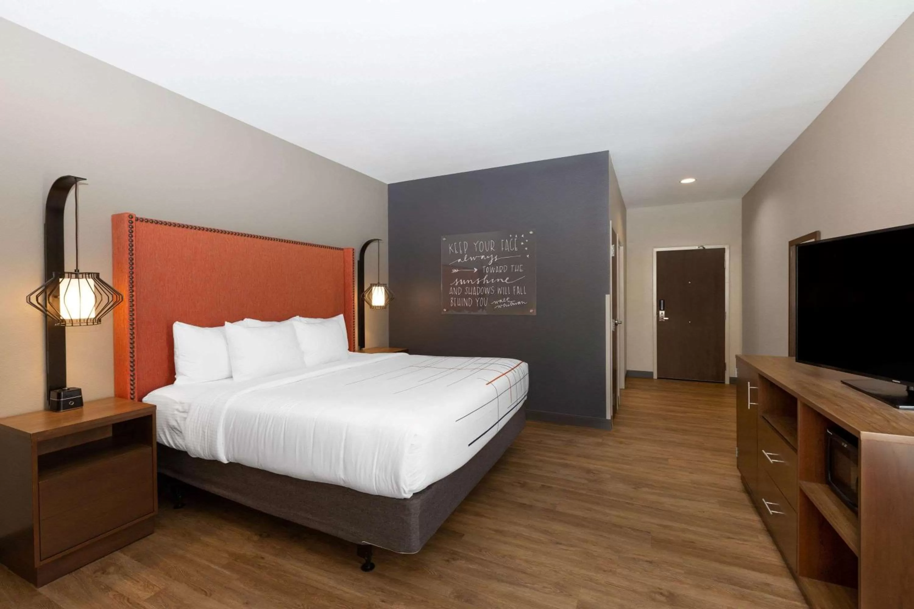 Photo of the whole room, Bed in La Quinta by Wyndham Altoona Des Moines