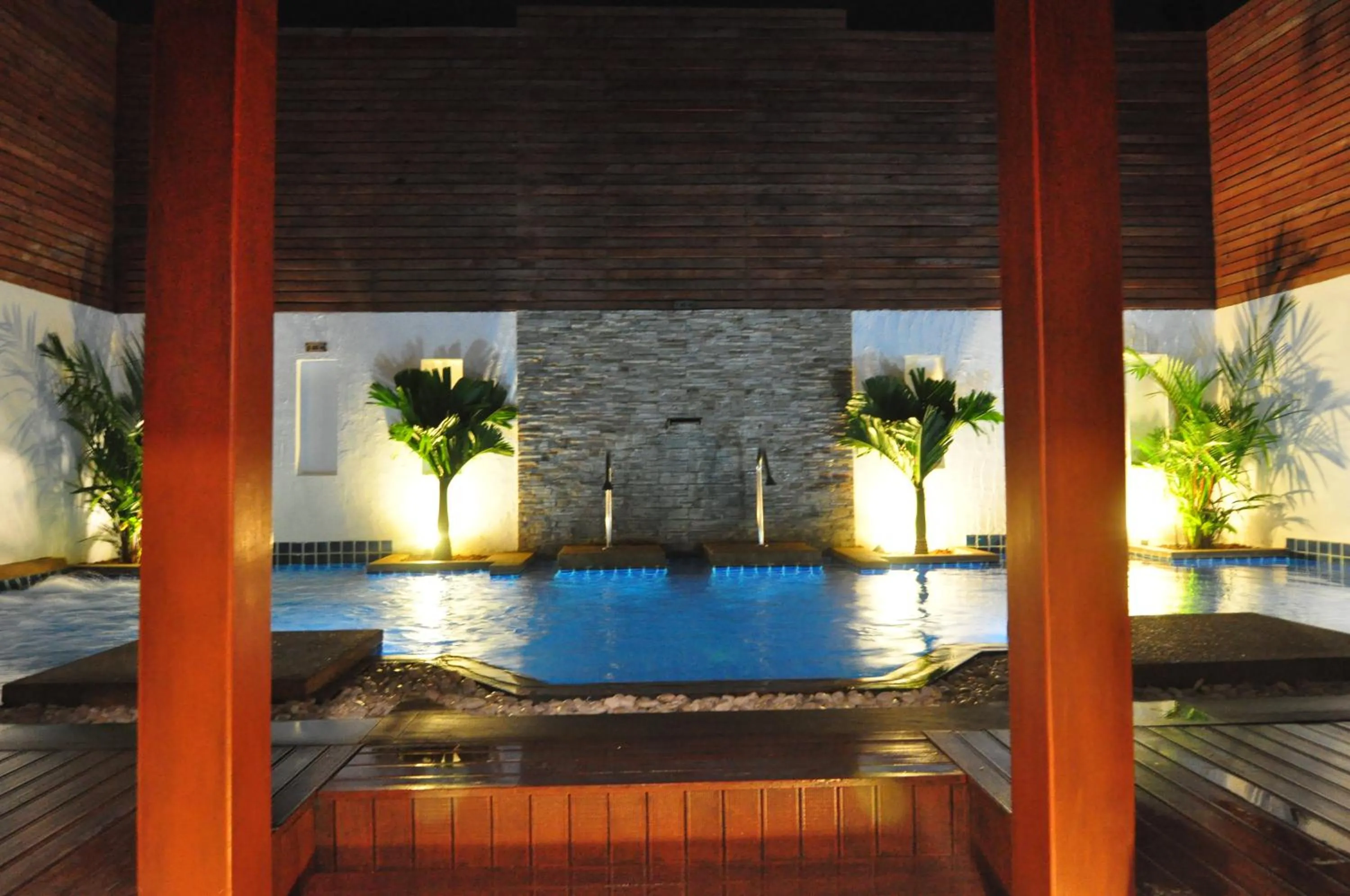 Swimming pool in Forty Winks Phuket Hotel