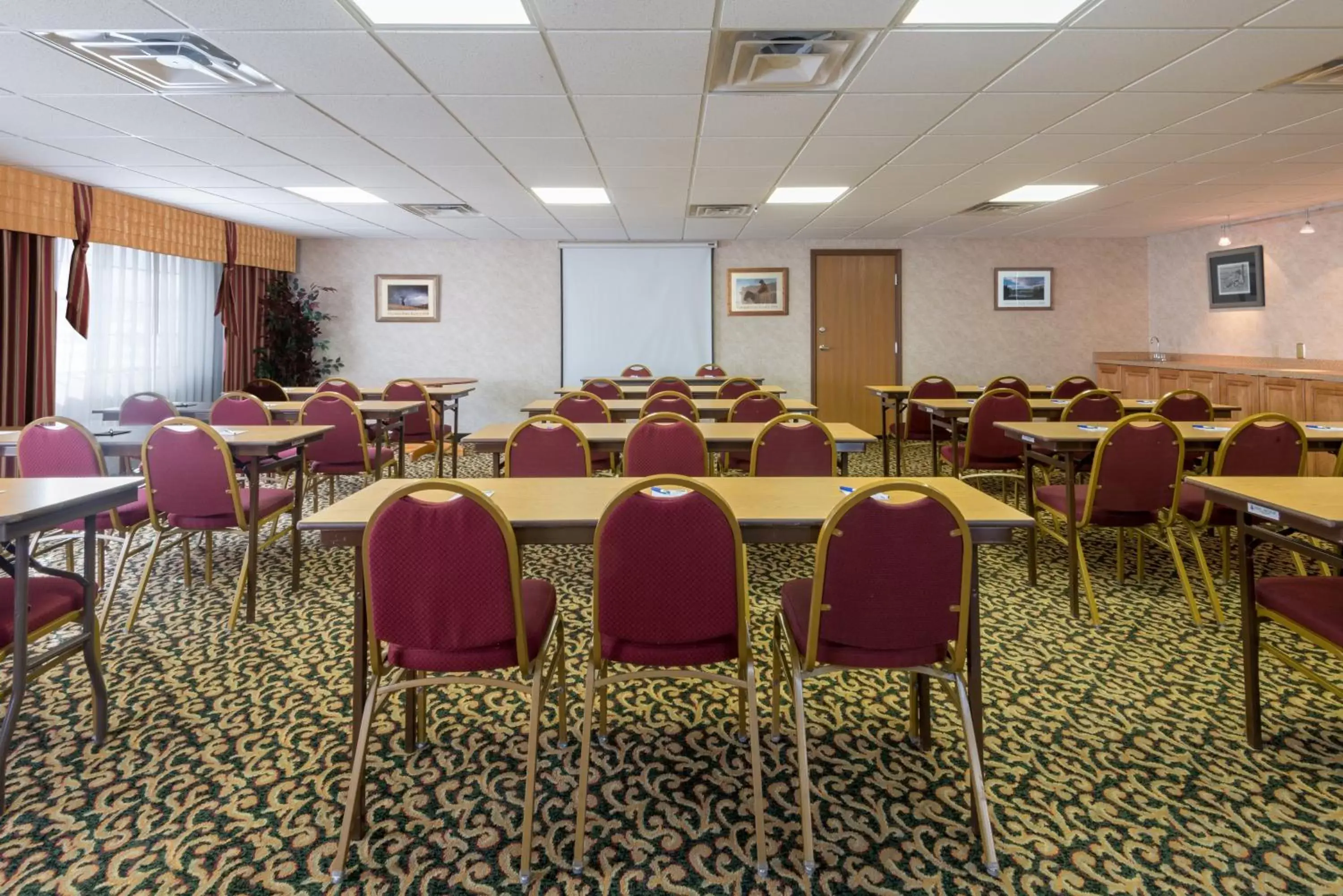 Meeting/conference room in Holiday Inn Express Hotel & Suites Raton, an IHG Hotel