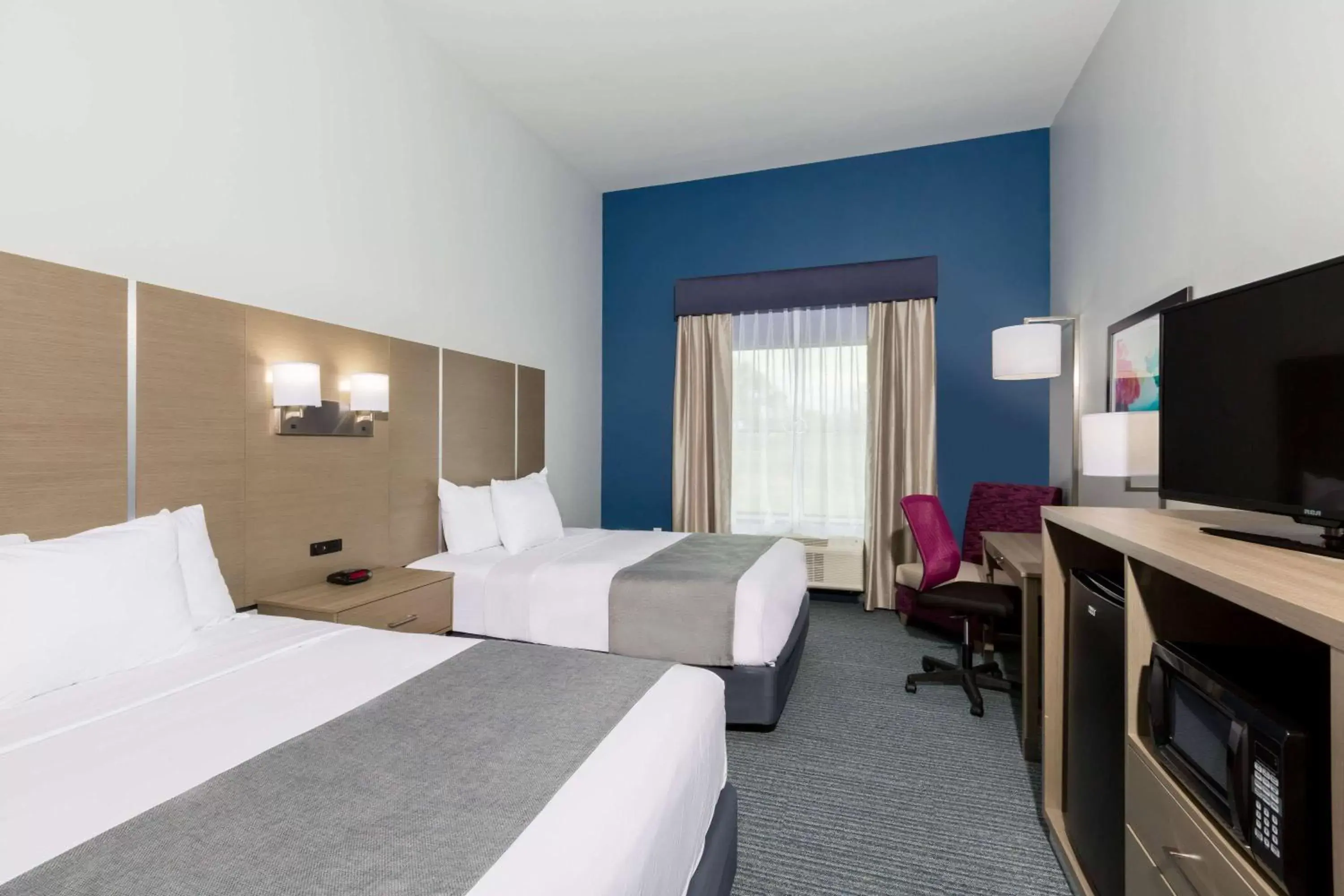 Photo of the whole room, Bed in Days Inn & Suites by Wyndham Houston NW Cypress