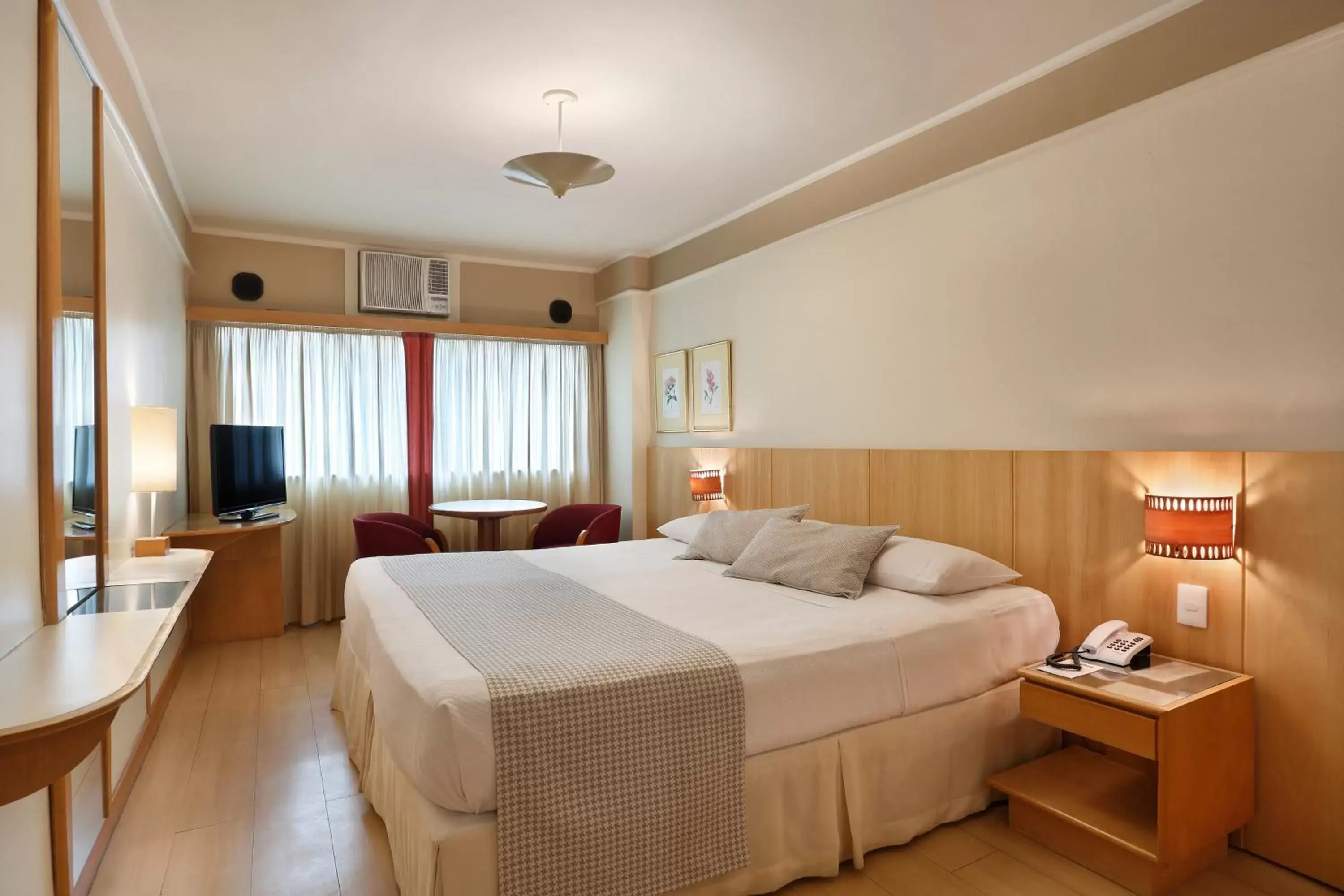 Bedroom, Bed in Mirasol Copacabana Hotel