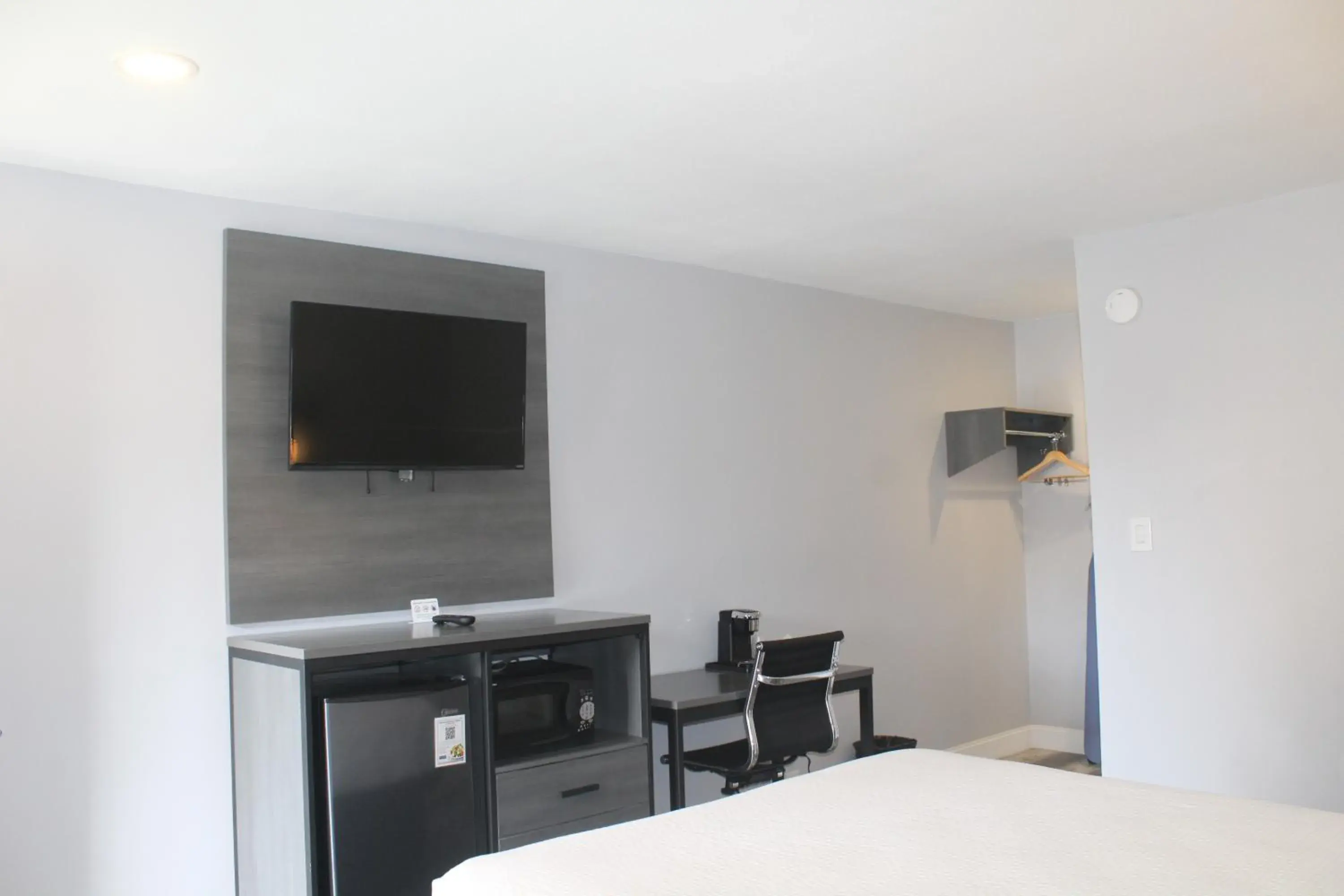 TV/Entertainment Center in Travelodge by Wyndham Fresno Convention Center Area TV/Entertainment Center in Travelodge by Wyndham Fresno Convention Center Area