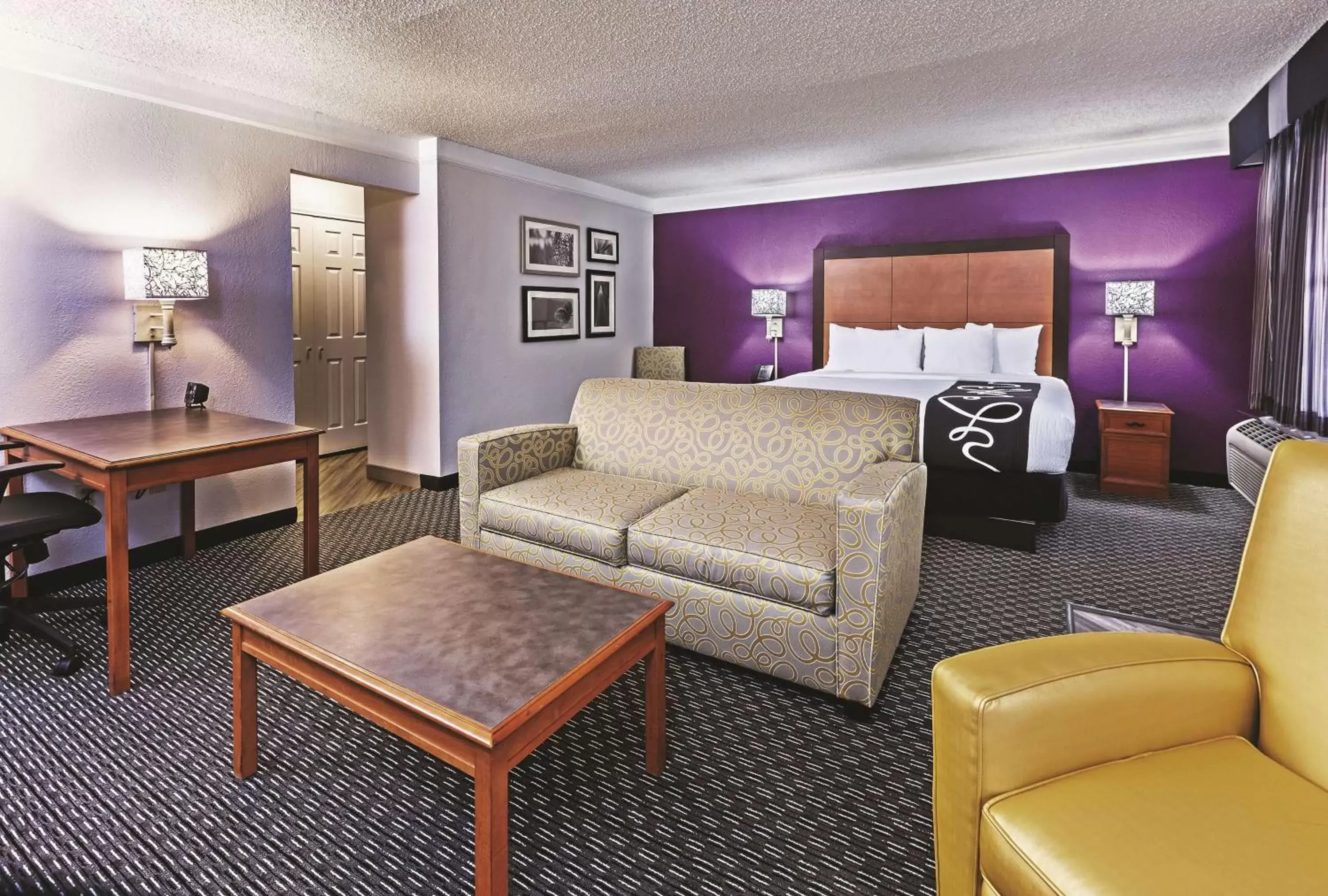 Photo of the whole room, Seating Area in La Quinta Inn & Suites by Wyndham And Conference Center San Angelo