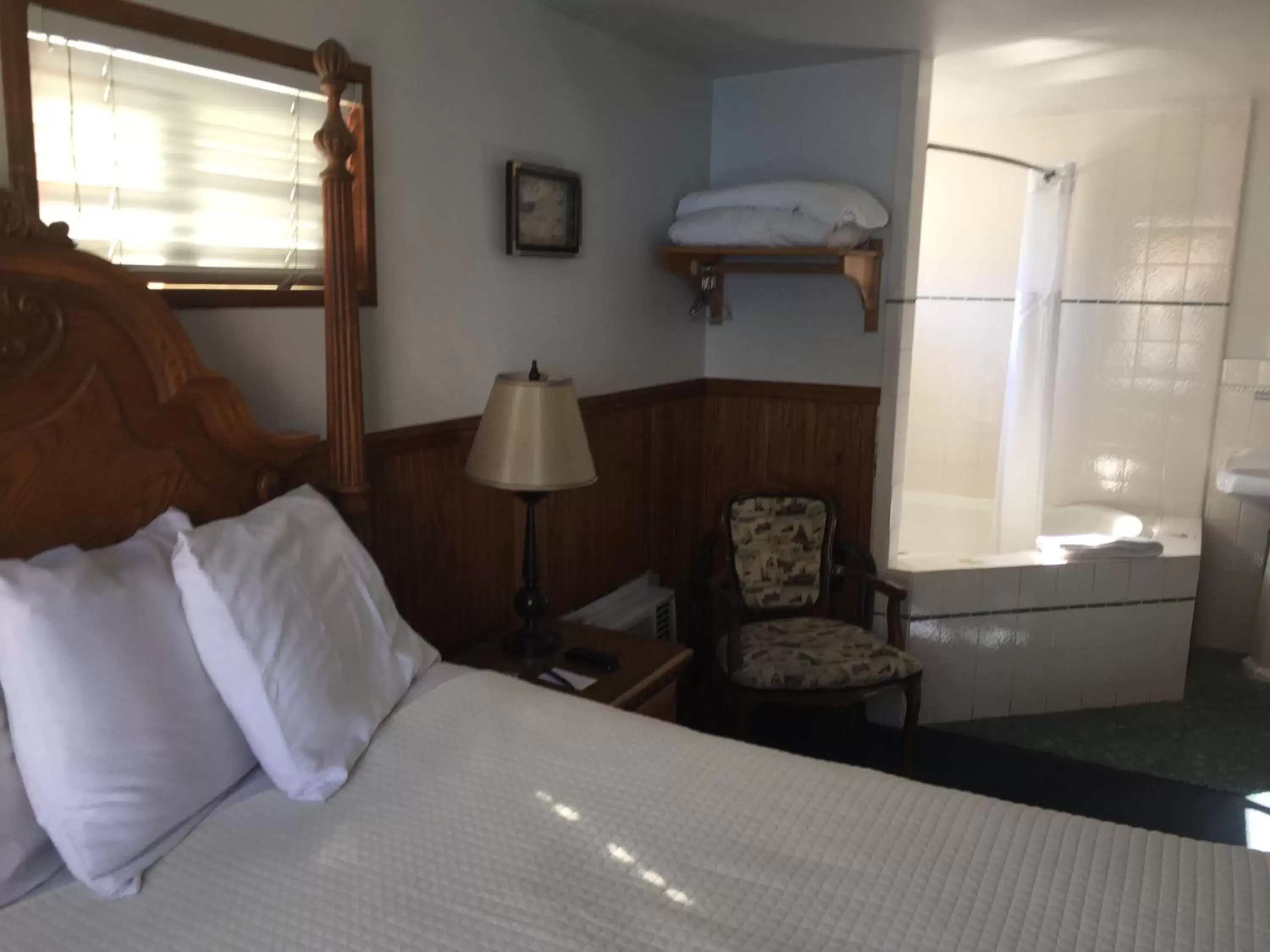 Shower, Bed in Catalina Island Seacrest Inn