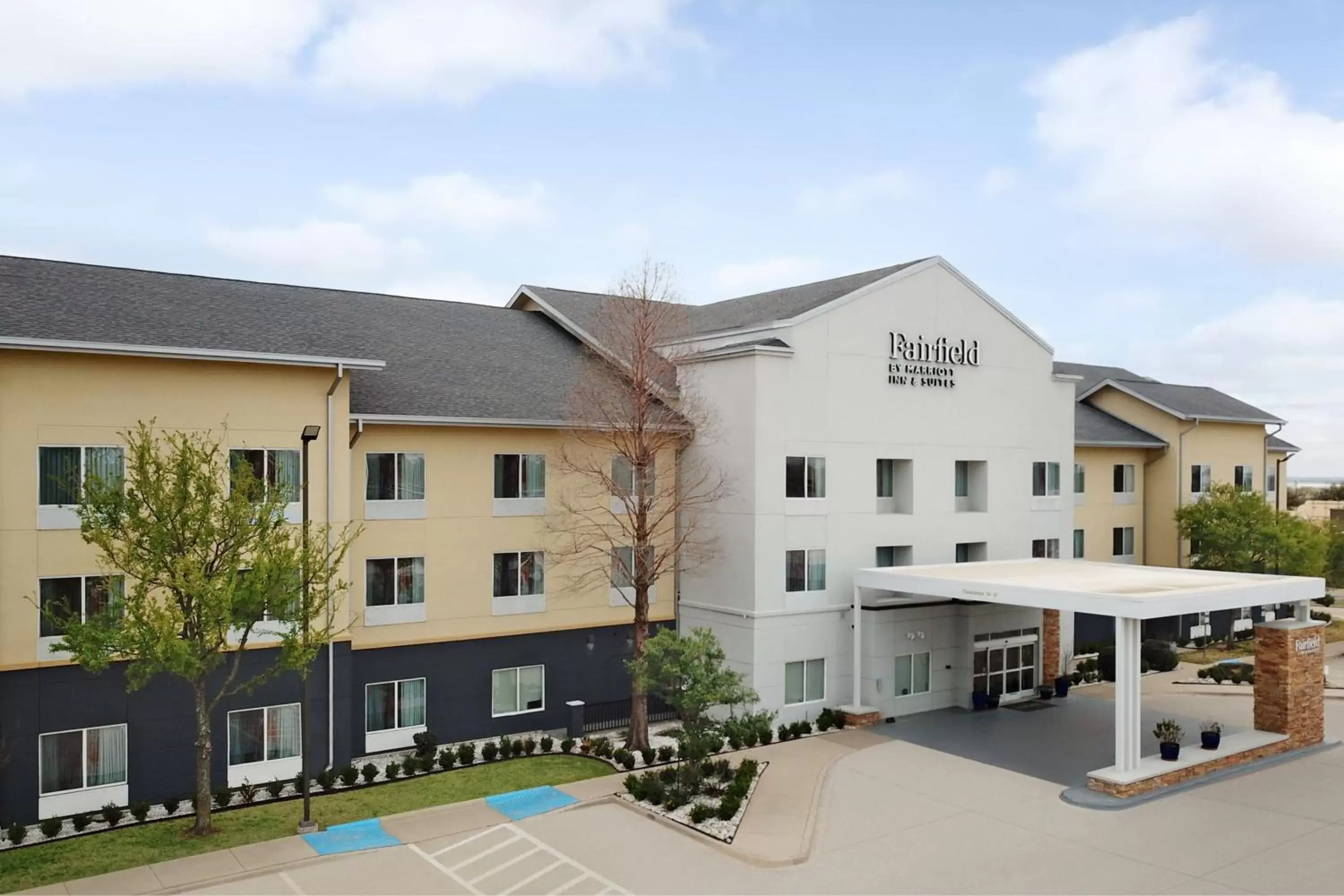 Property Building in Fairfield Inn & Suites Denton