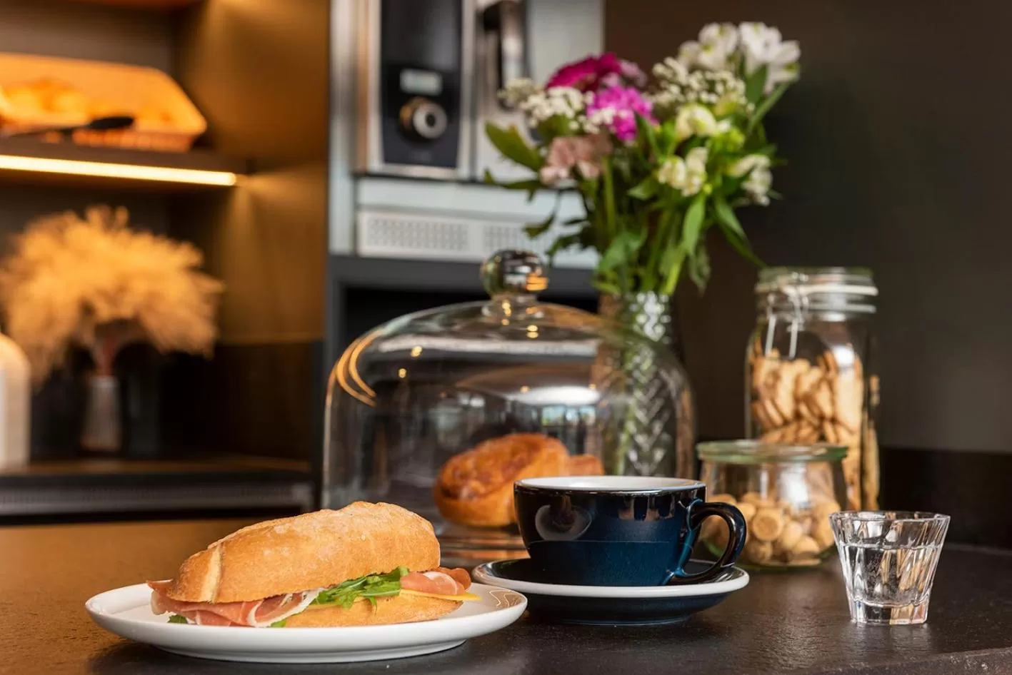 Restaurant/places to eat in Waveboard Hotel & Boardinghouse