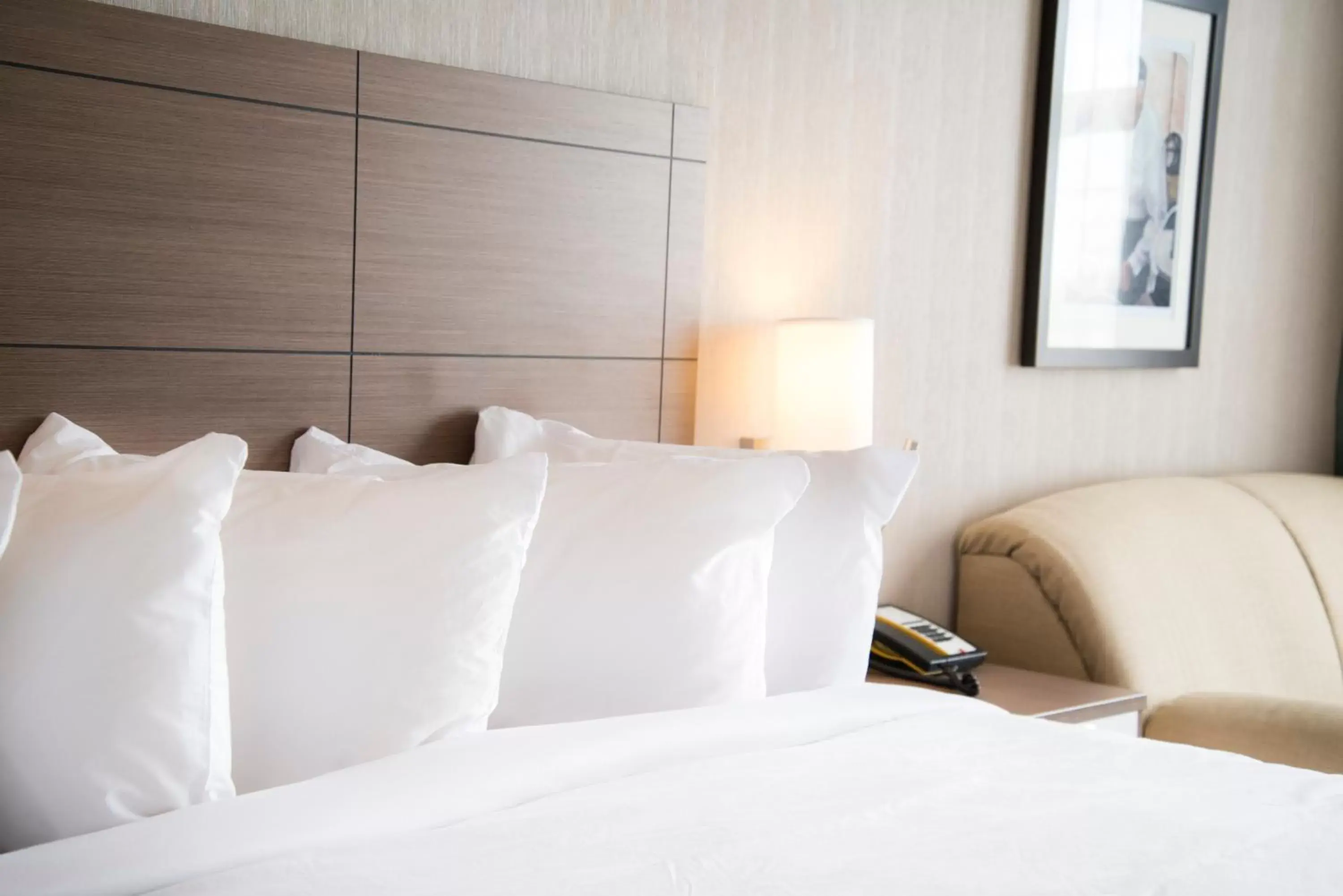 Bed in Quality Inn Sept-Iles Bed in Quality Inn Sept-Iles