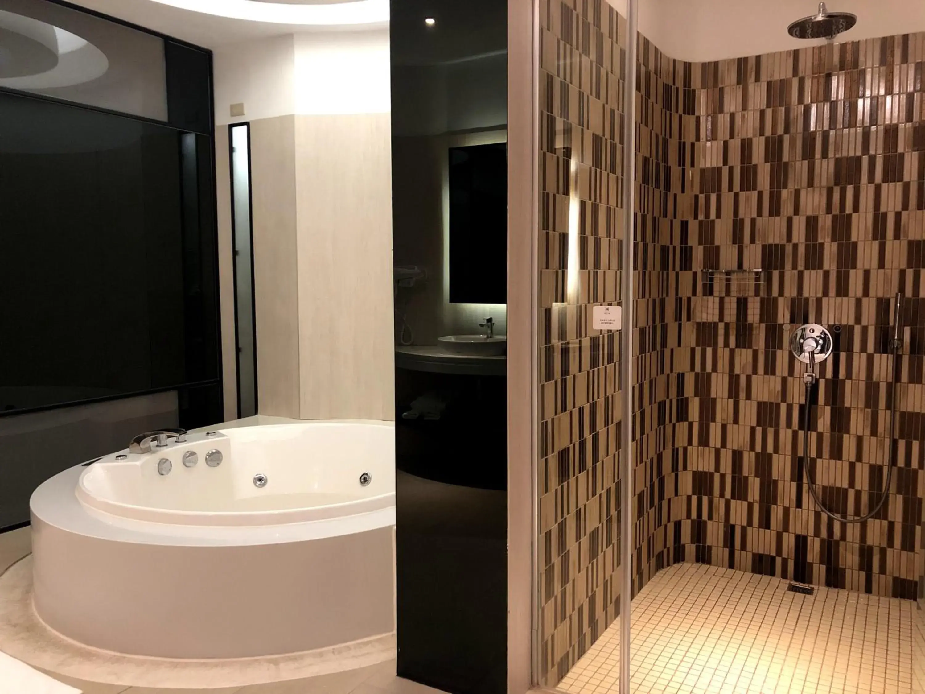 Shower, Bathroom in H Villa Inn
