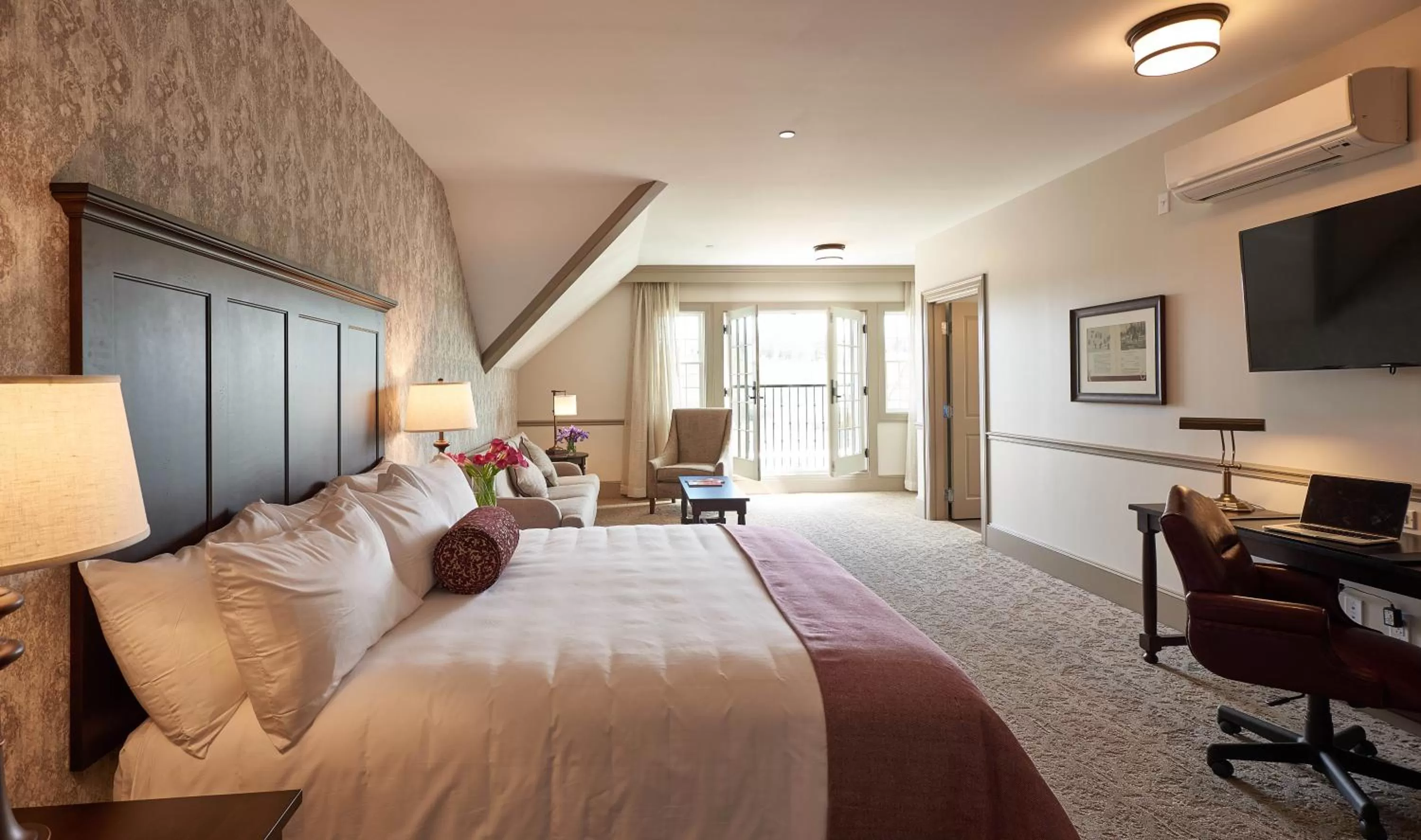 Photo of the whole room, Bed in The Groton Inn