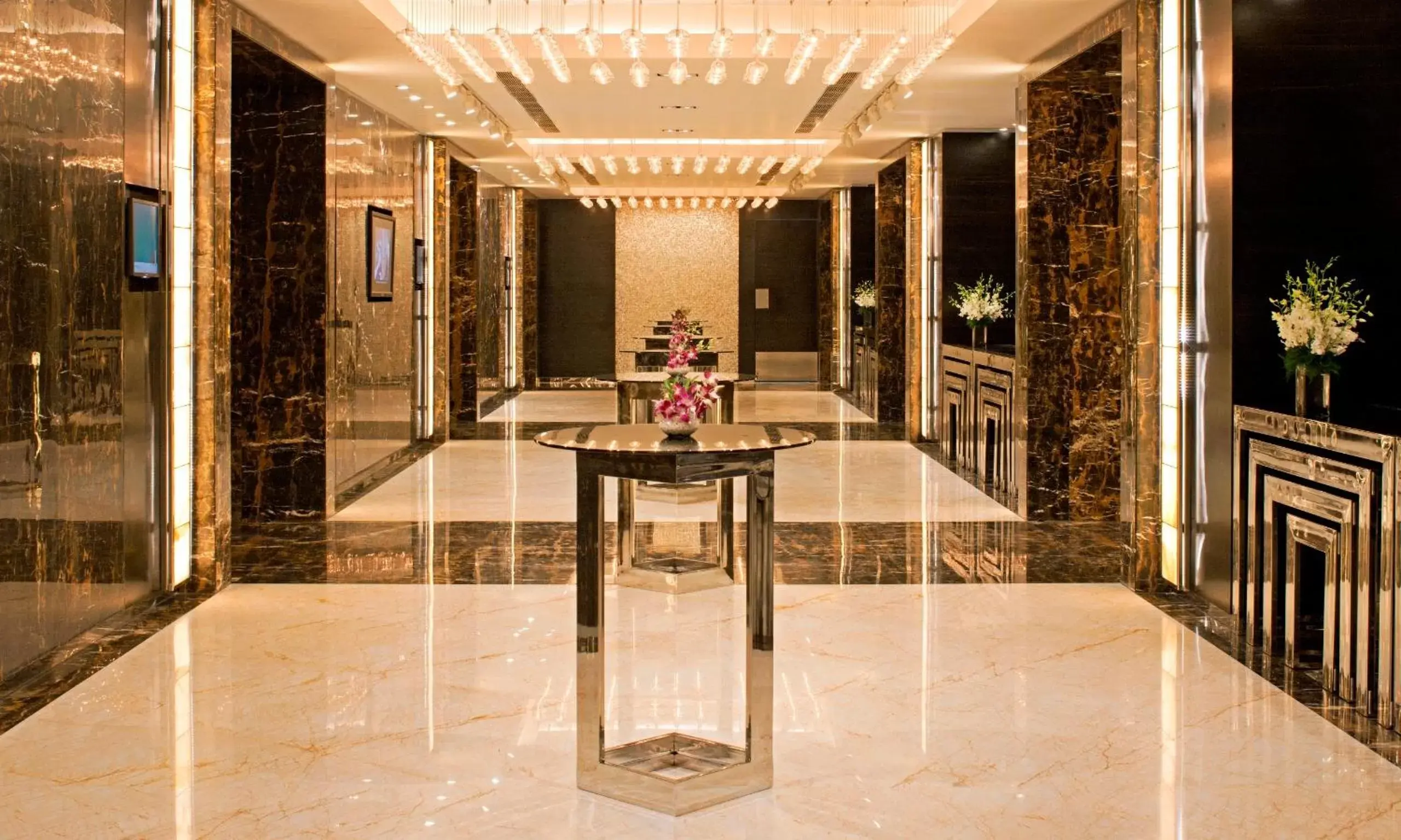 Lobby or reception in Radisson Blu Plaza Delhi Airport