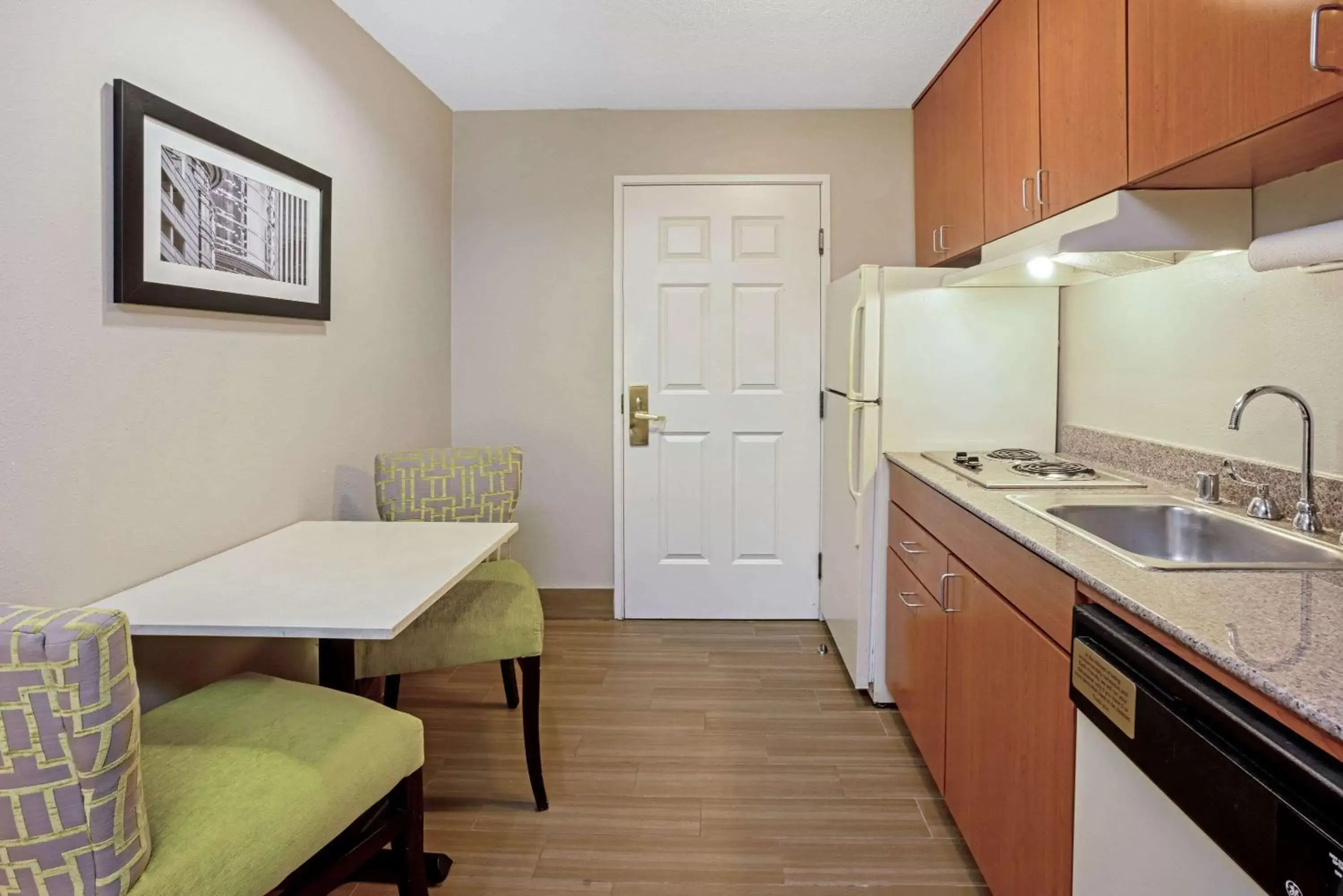 Photo of the whole room, Kitchen/Kitchenette in La Quinta by Wyndham Houston North-Spring