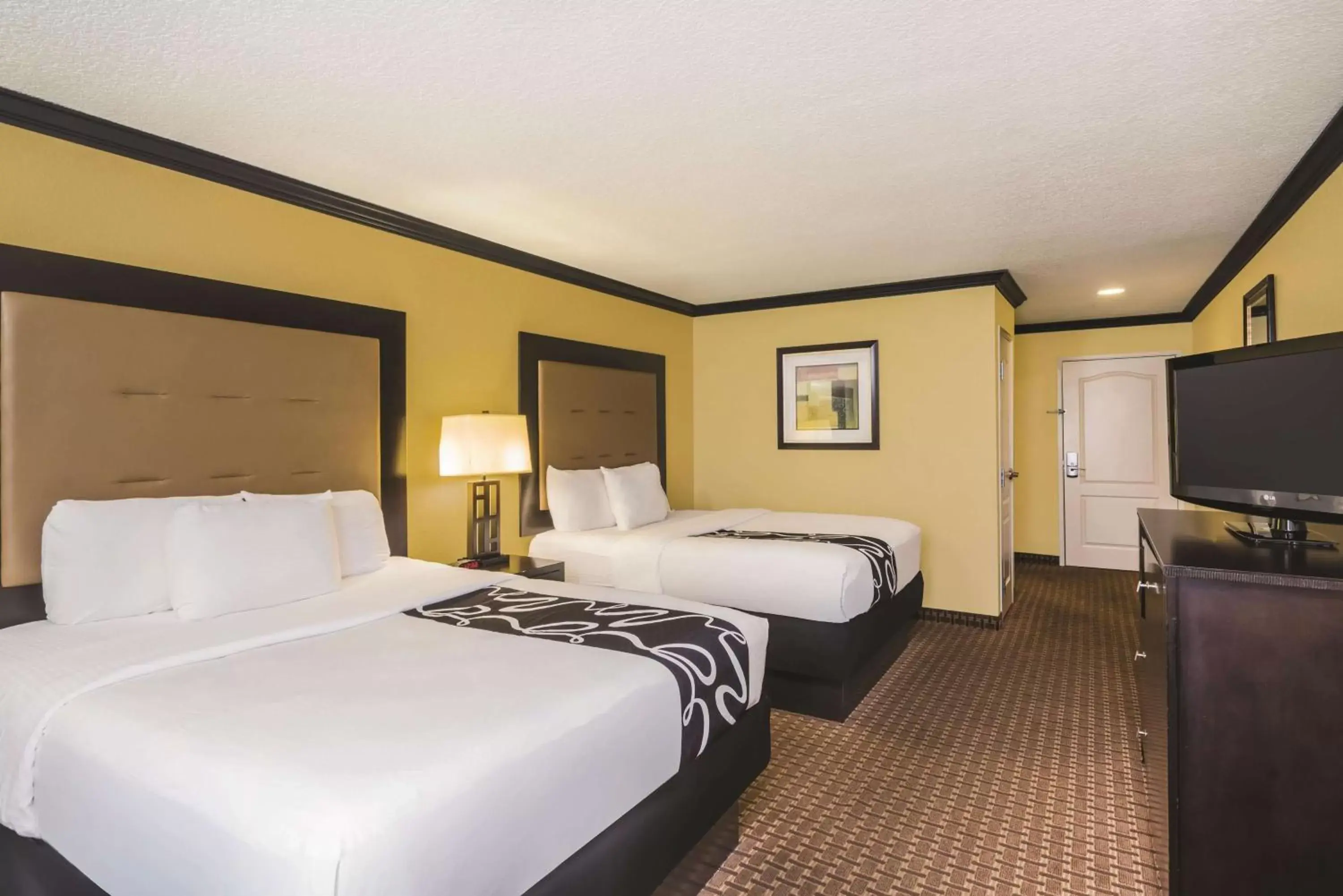 Photo of the whole room, Bed in La Quinta by Wyndham Brandon Jackson Airport E