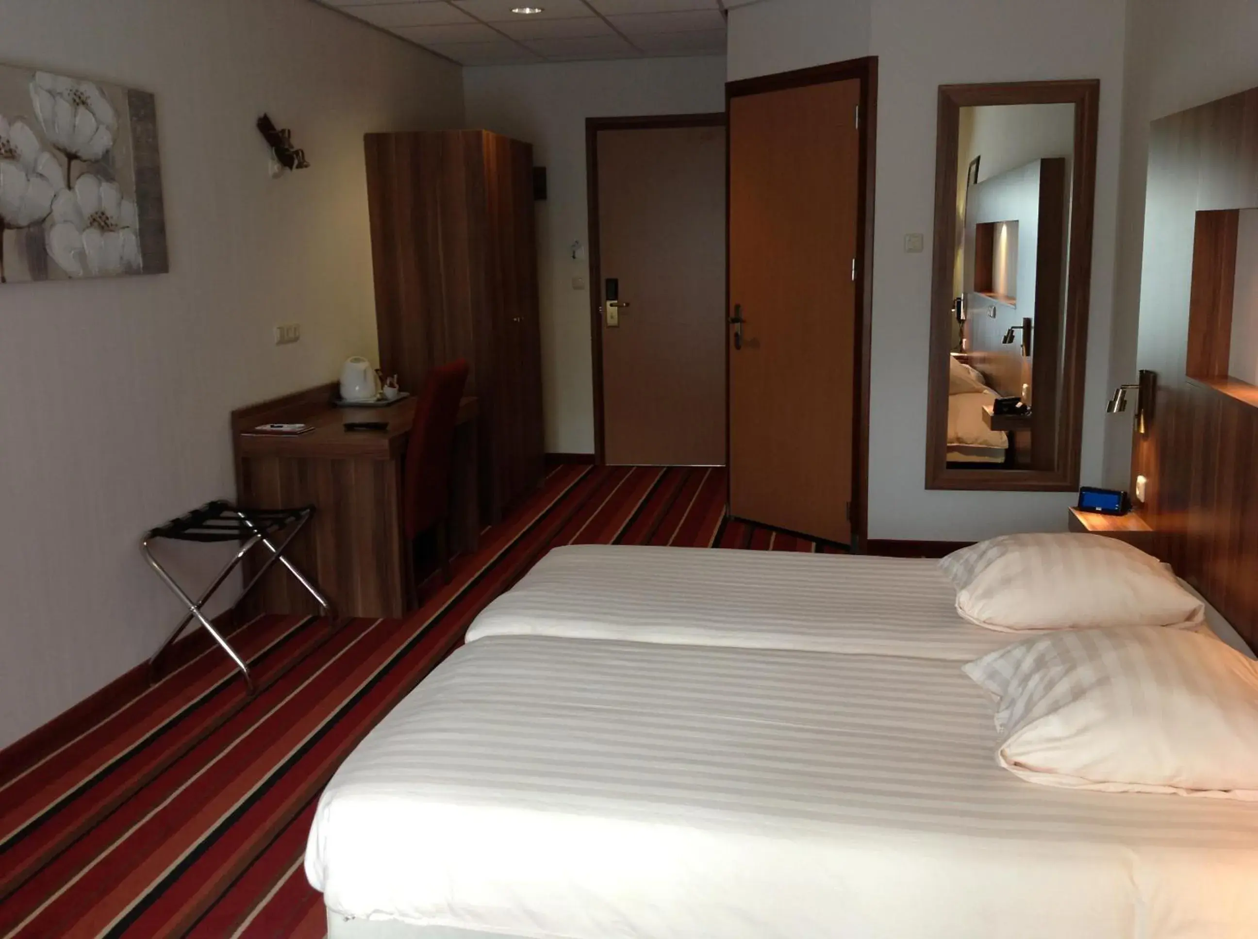 Photo of the whole room, Bed in SuyderSee Hotel