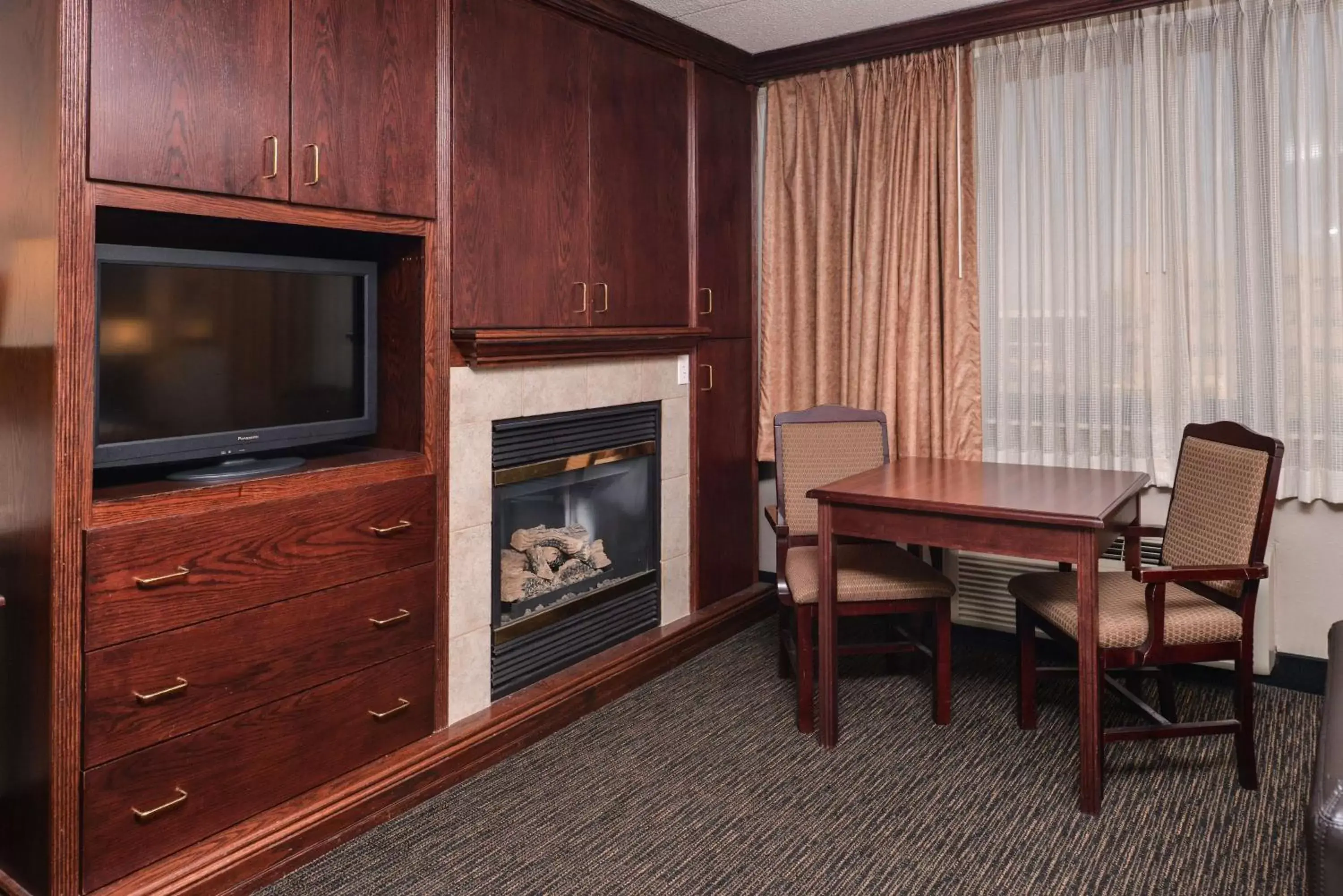 Photo of the whole room, TV/Entertainment Center in Best Western Plus Kelly Inn