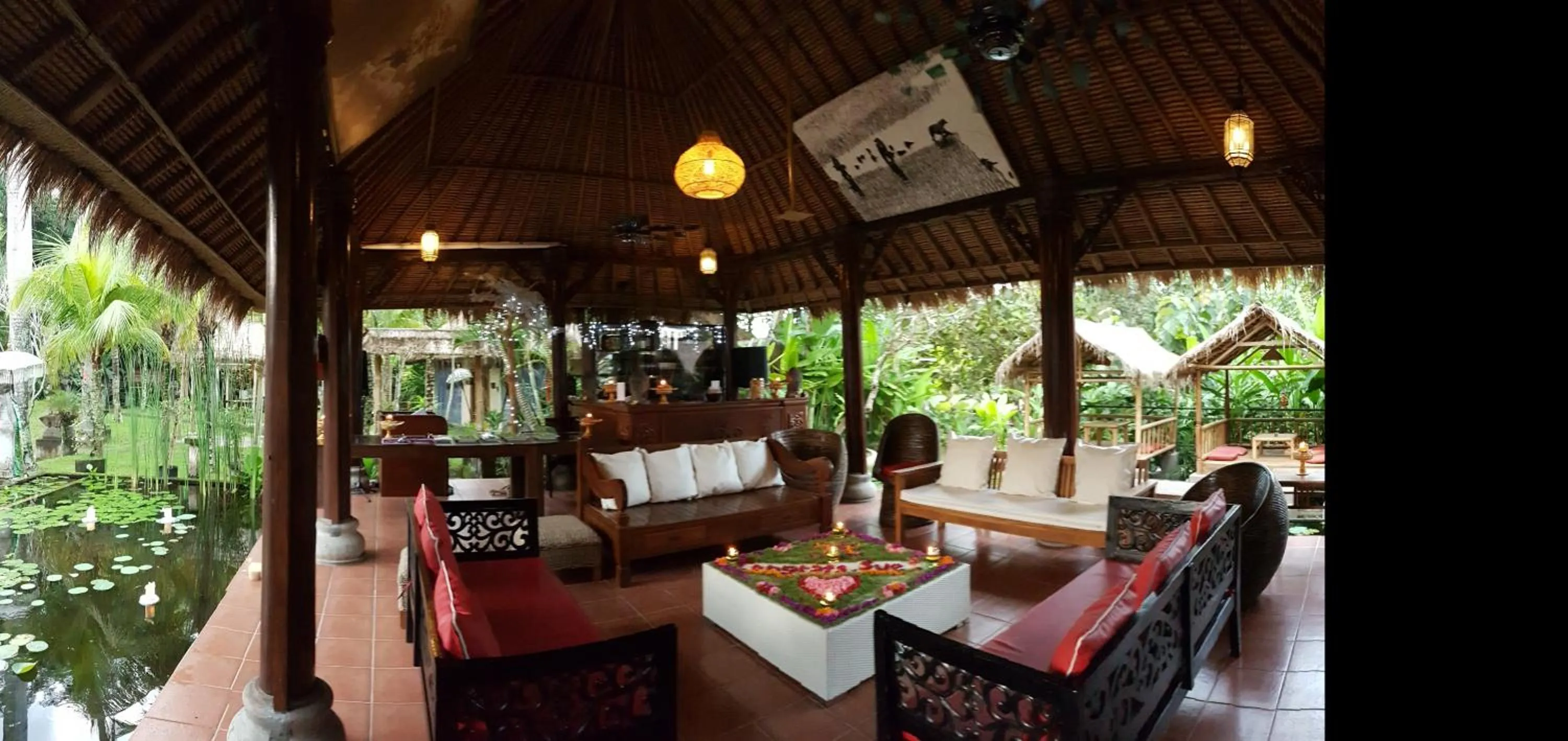 Communal lounge/ TV room in The Mansion Resort Hotel & Spa