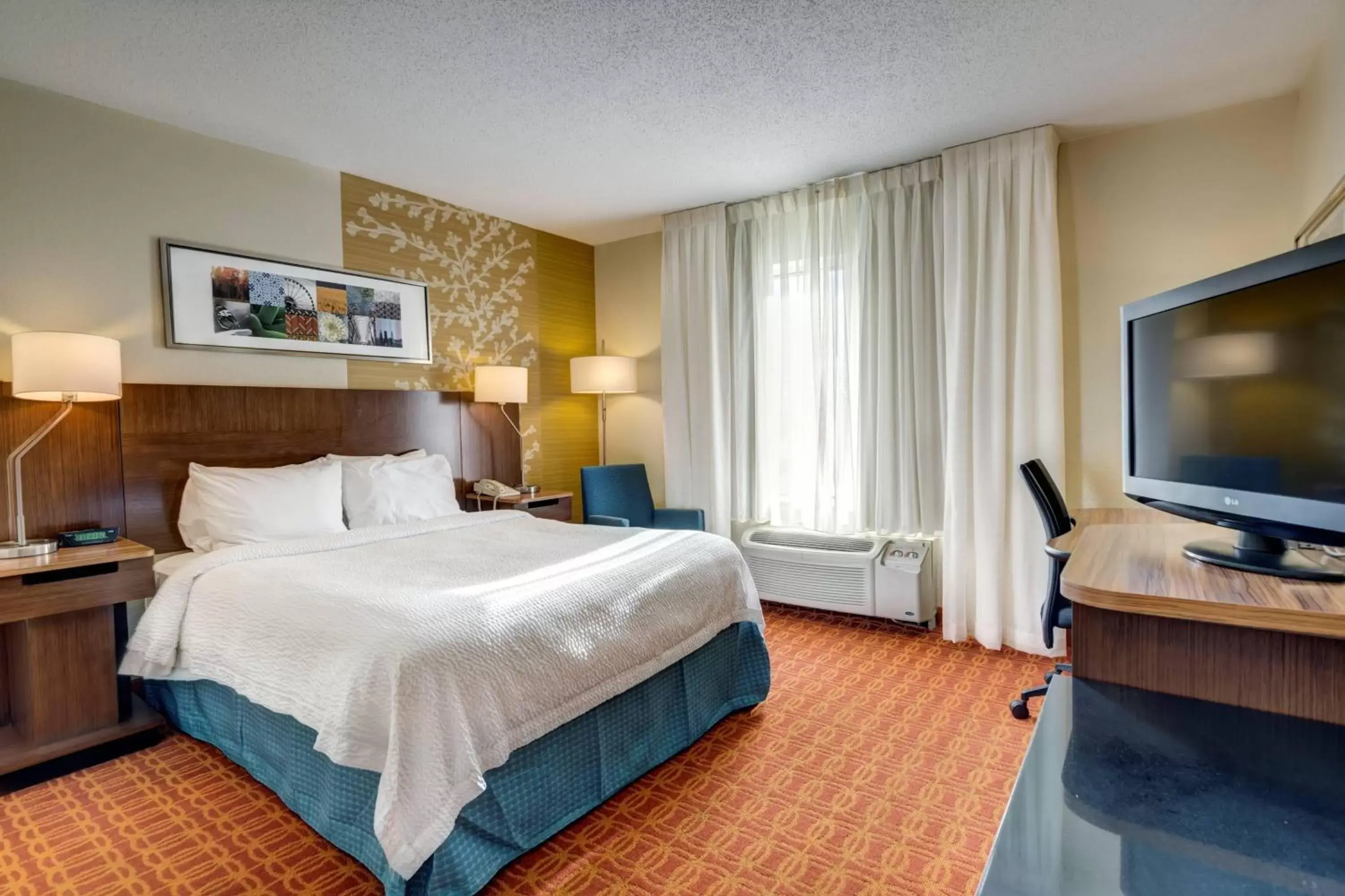 Photo of the whole room, Bed in Fairfield Inn and Suites by Marriott Potomac Mills Woodbridge