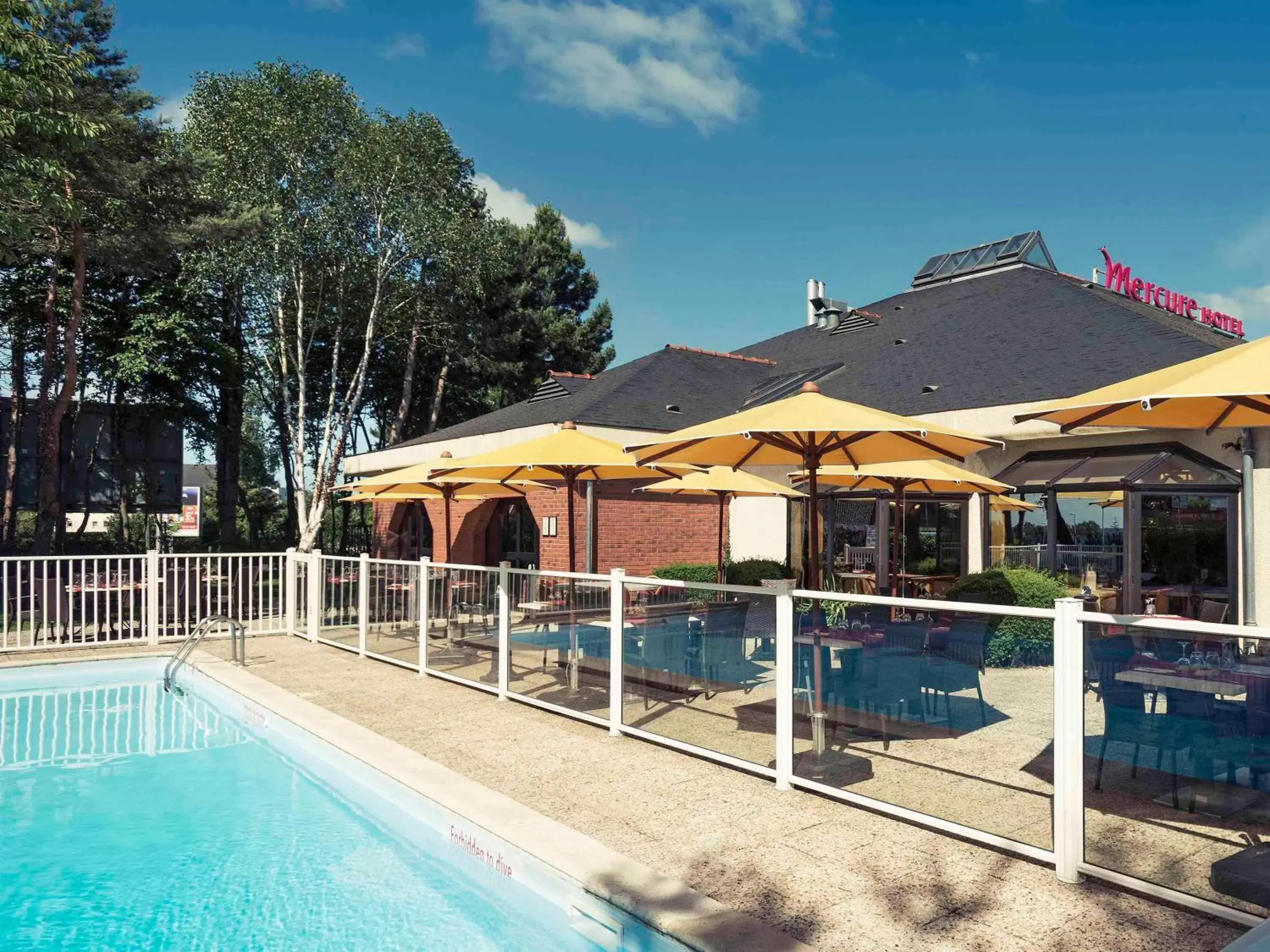 Property building, Swimming Pool in Hotel Ibis styles Lisieux ex Mercure