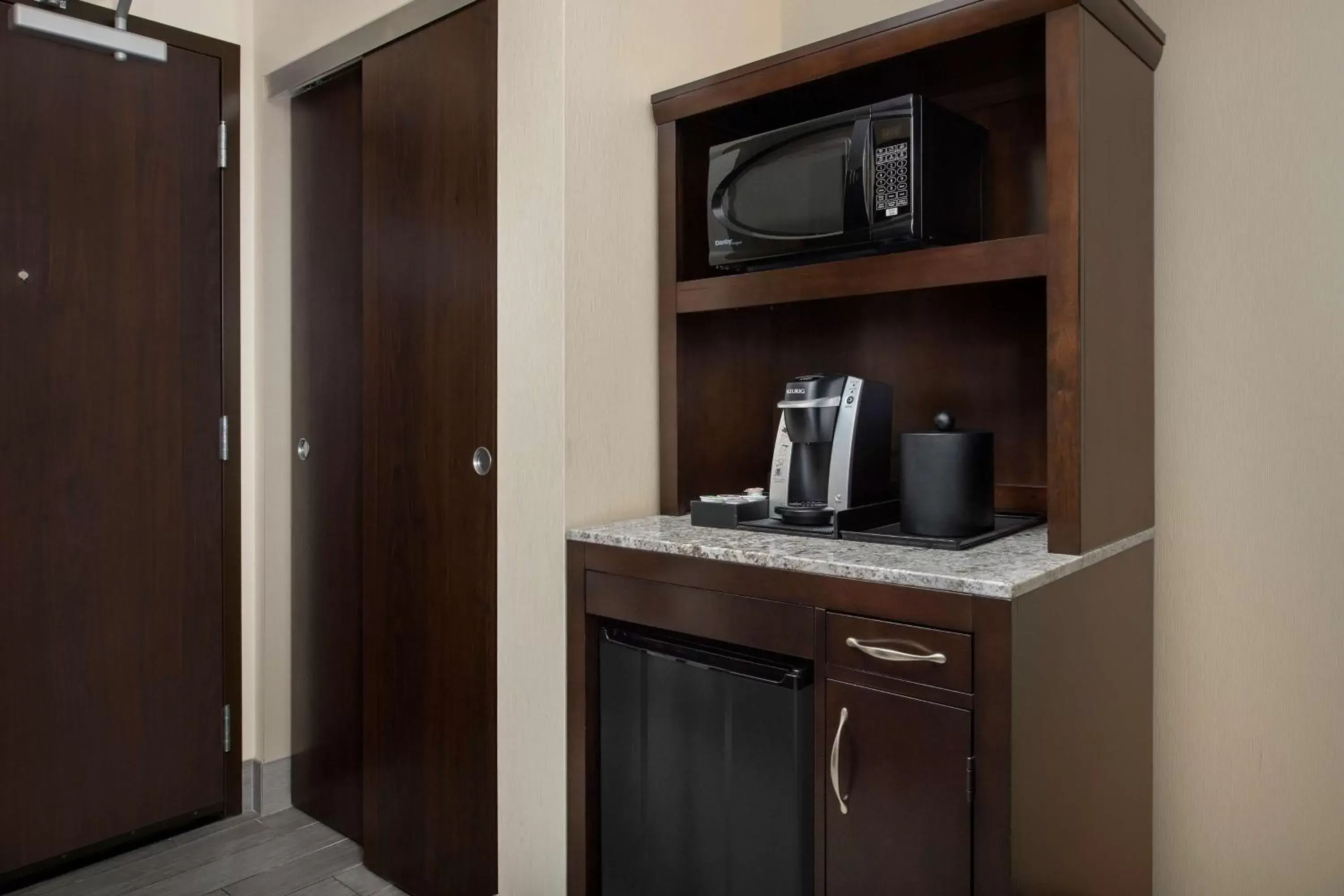 Photo of the whole room, Kitchen/Kitchenette in Hilton Garden Inn Murfreesboro