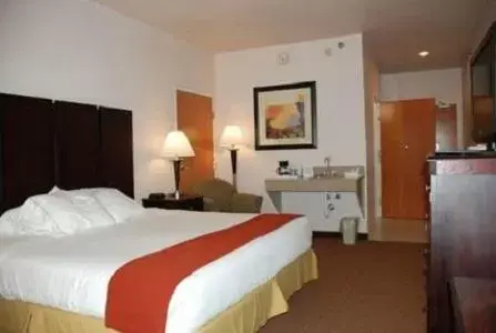 Bed in Holiday Inn Express Hotel & Suites Fenton/I-44, an IHG Hotel