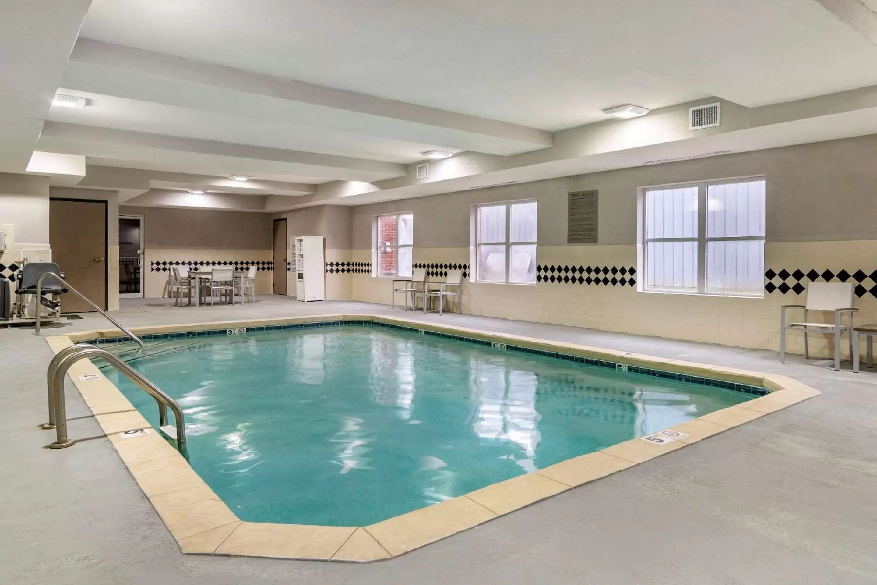On site, Swimming Pool in Comfort Inn & Suites Calhoun South