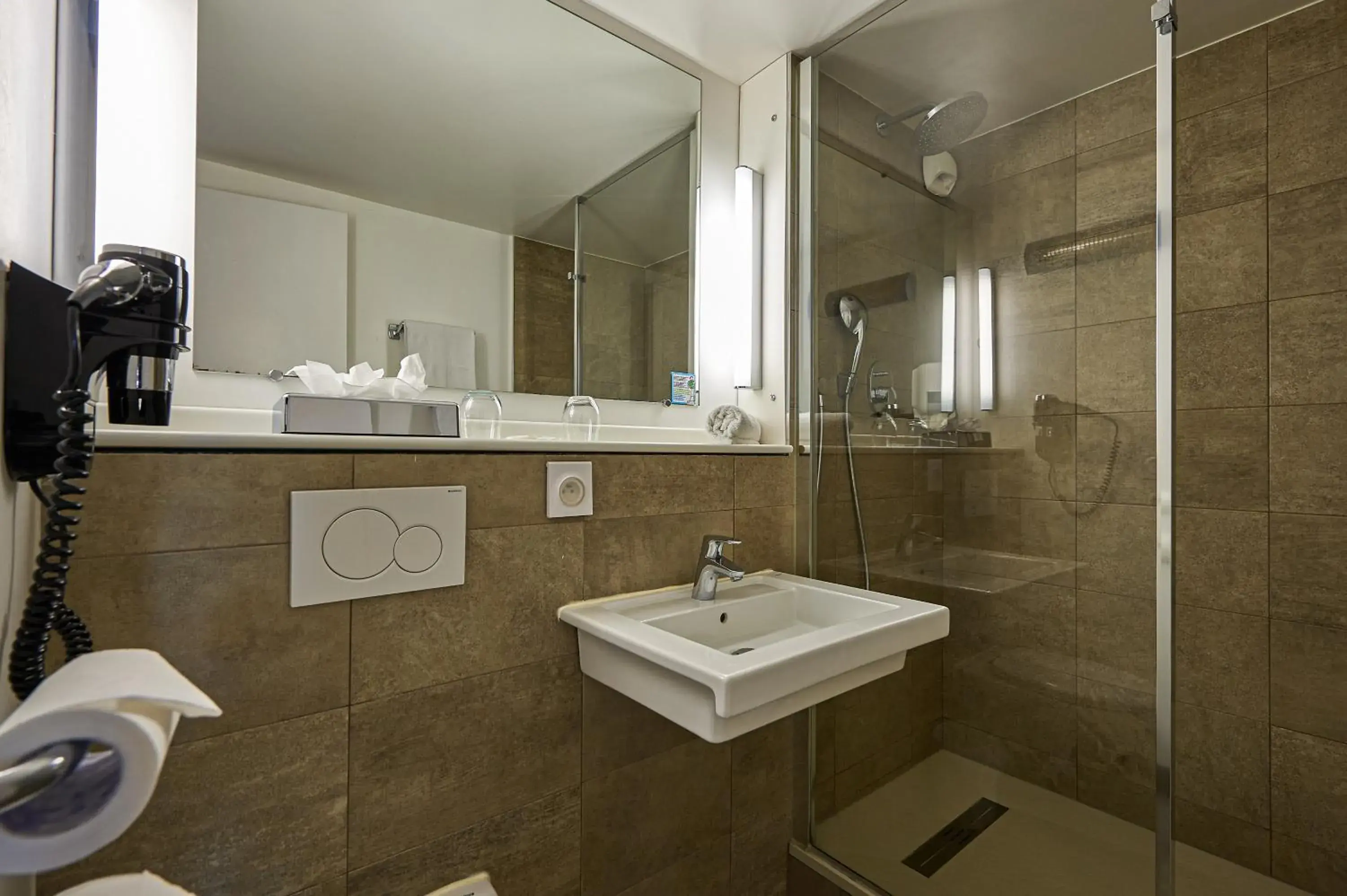 Shower, Bathroom in Kyriad Bordeaux - Merignac Aéroport