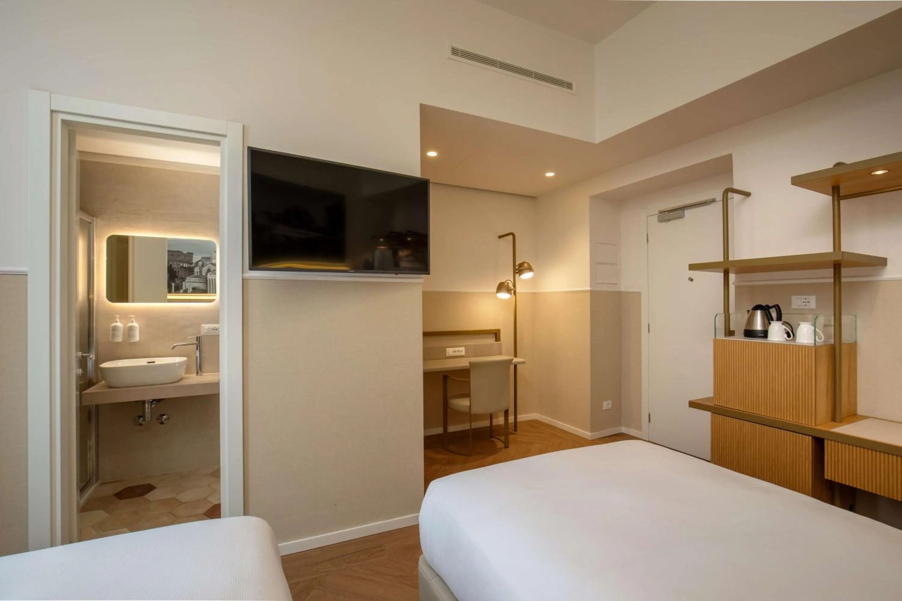 Bathroom, Bed in Cosmopolita Hotel Rome, Tapestry Collection by Hilton