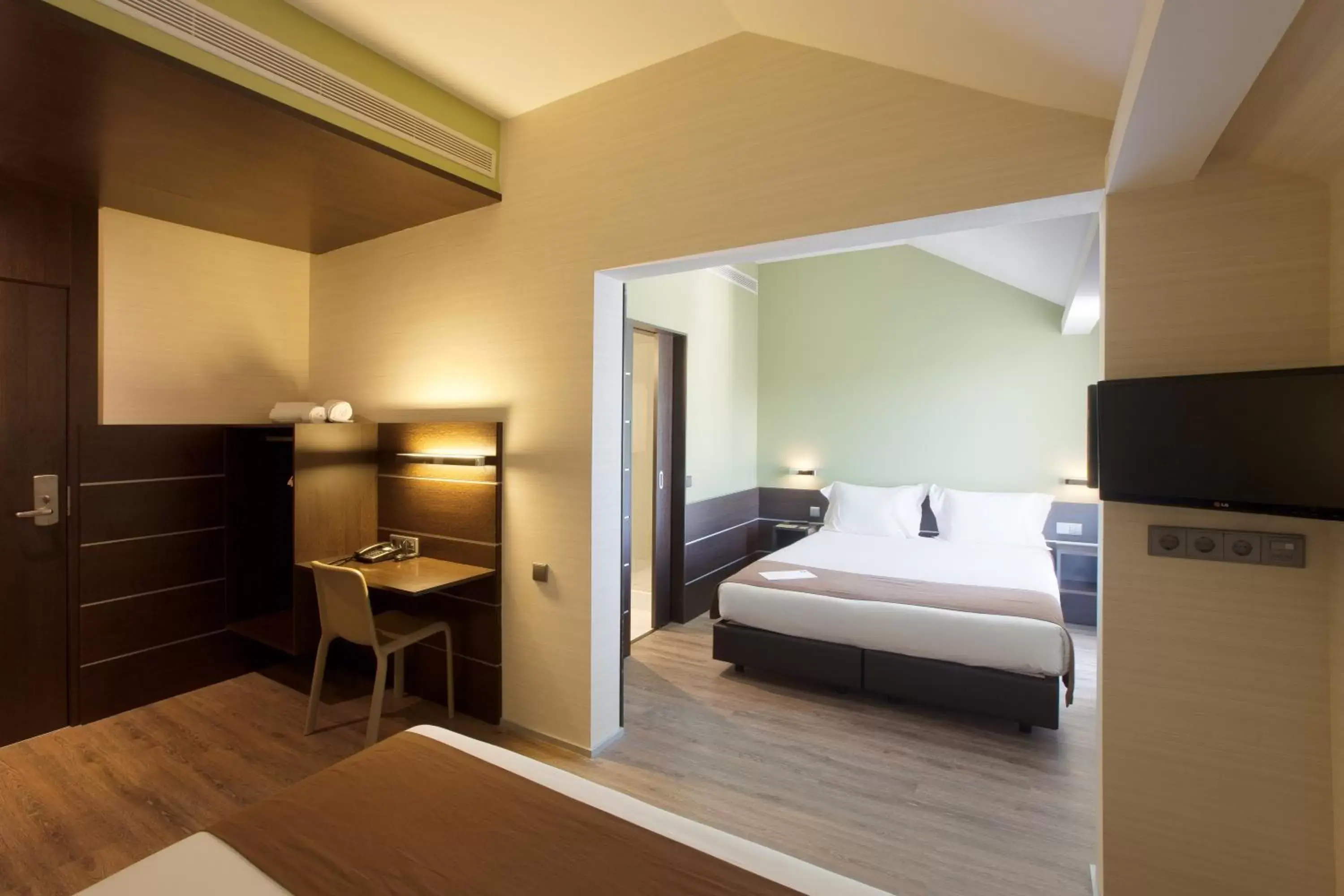 Photo of the whole room, Bed in Moov Hotel Évora