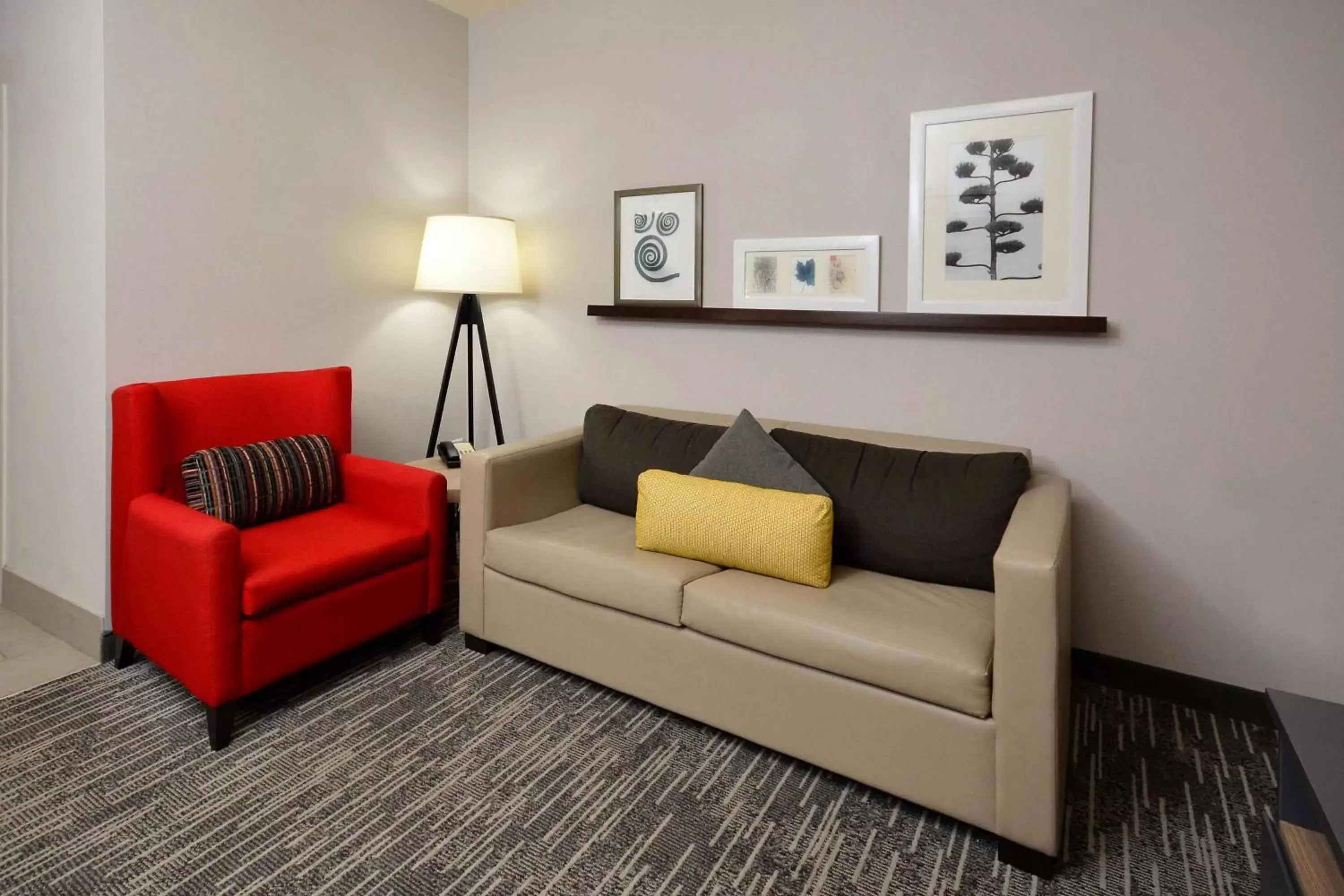 Seating Area in Country Inn & Suites by Radisson Asheville West