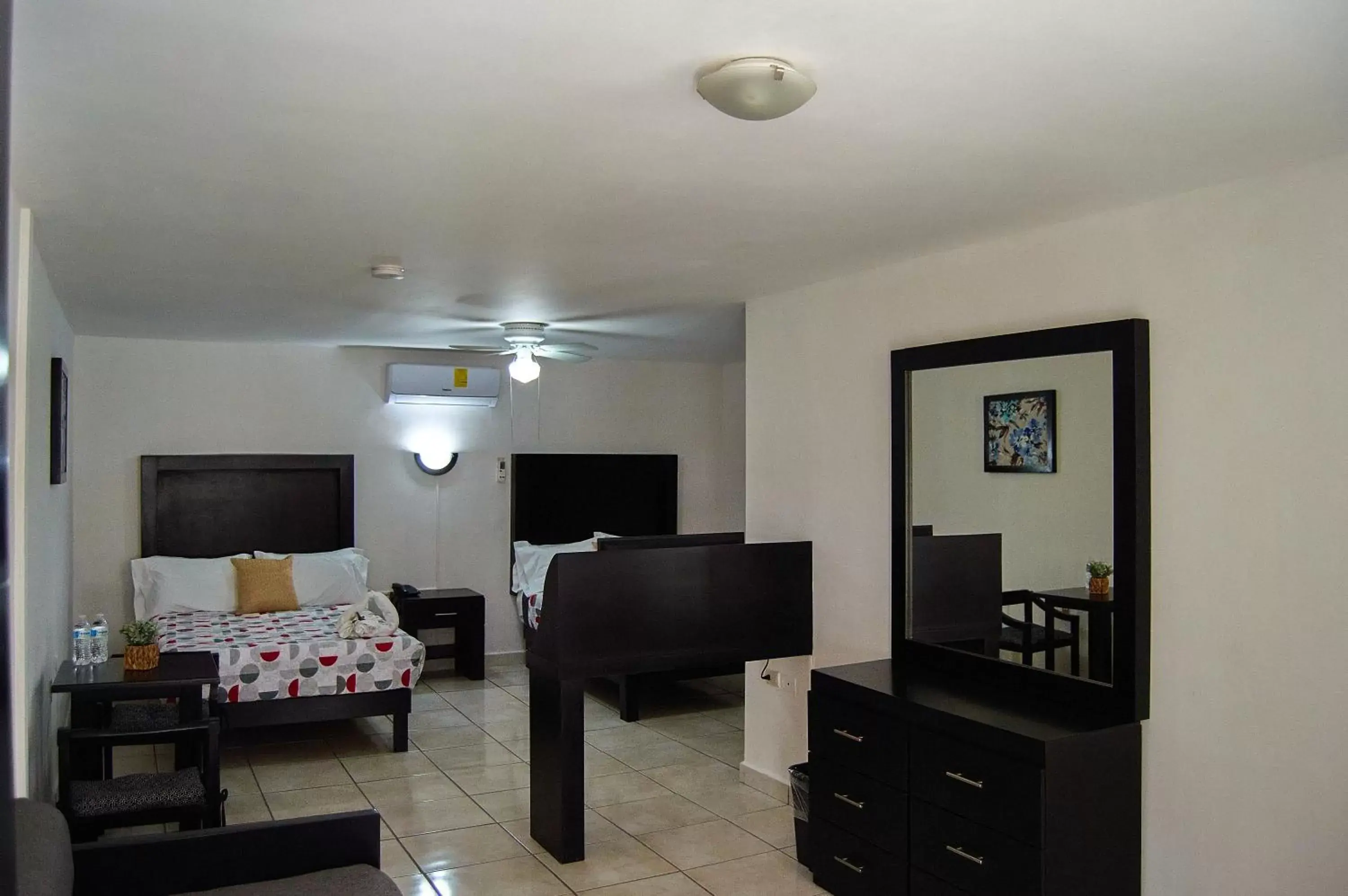 Photo of the whole room, TV/Entertainment Center in Hotel del Alba Inn & Suites