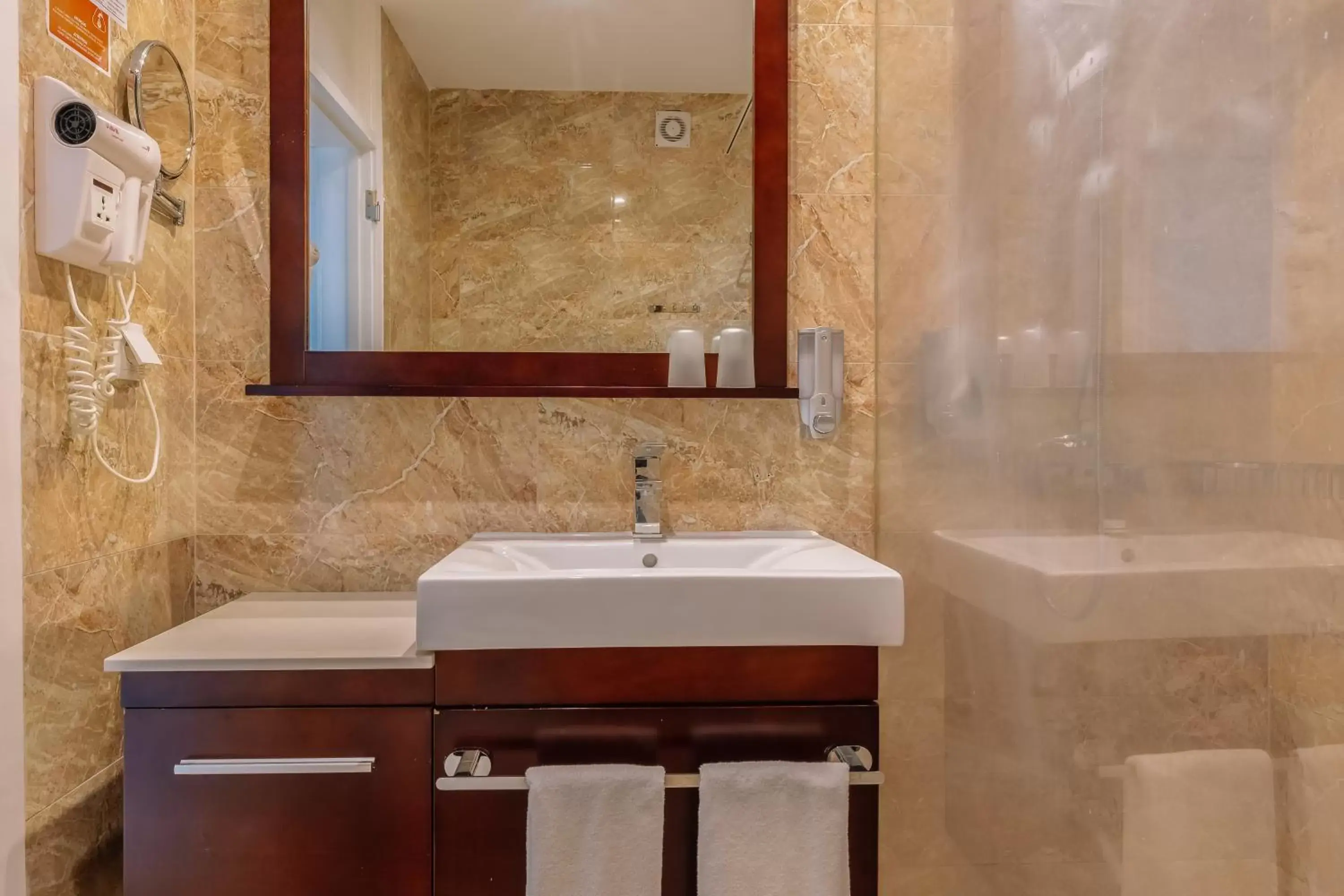 Shower, Bathroom in Muthu Clube Praia da Oura