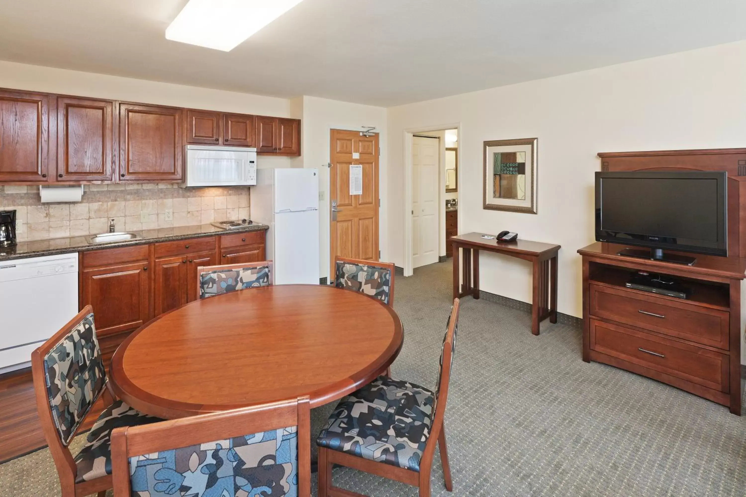 Photo of the whole room, Dining Area in Staybridge Suites Wichita, an IHG Hotel