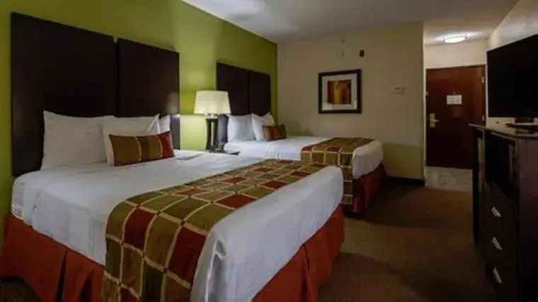 Bed in Best Western Plus Huntersville Inn & Suites Near Lake Norman