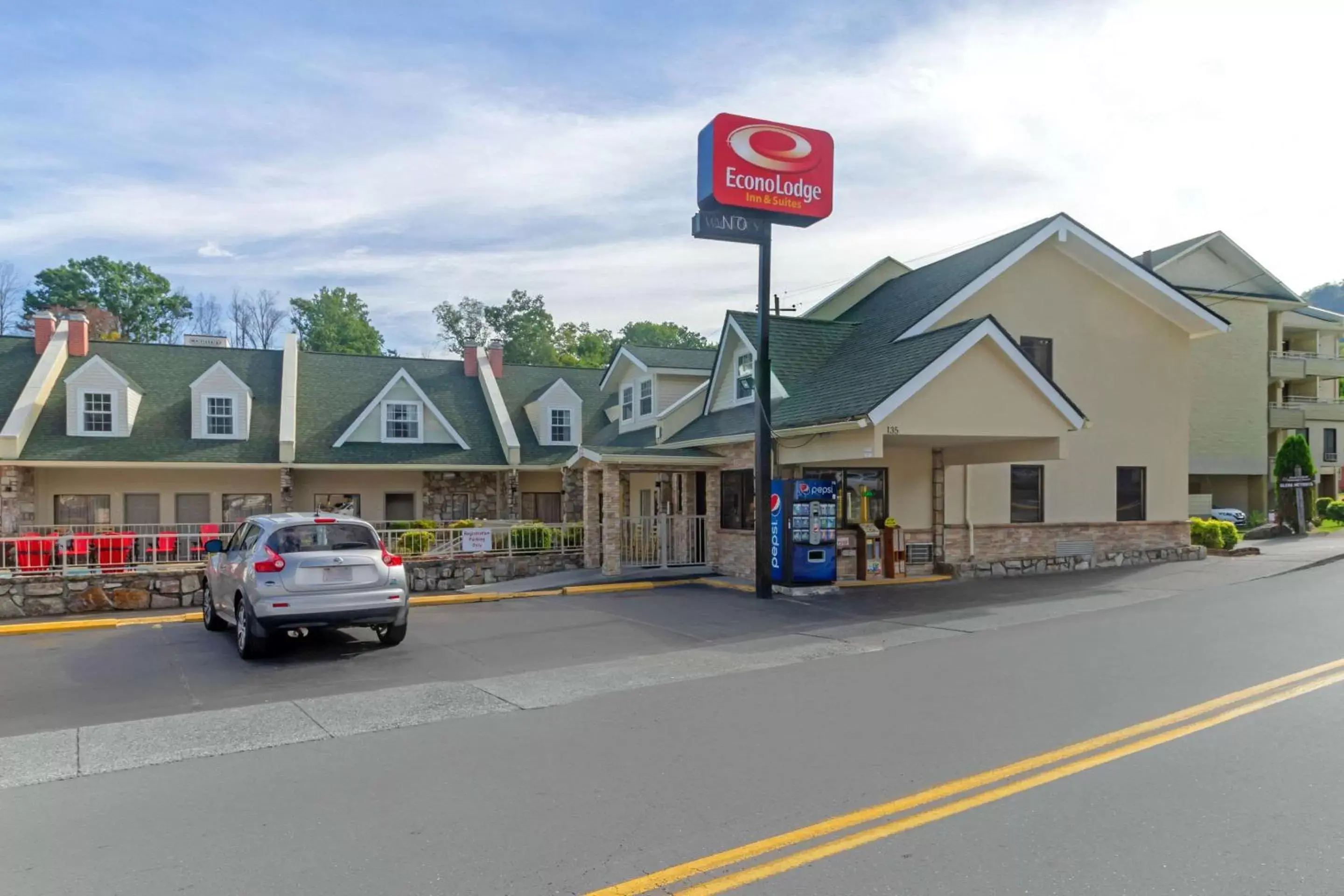 Property Building in Econo Lodge Inn & Suites at the Convention Center